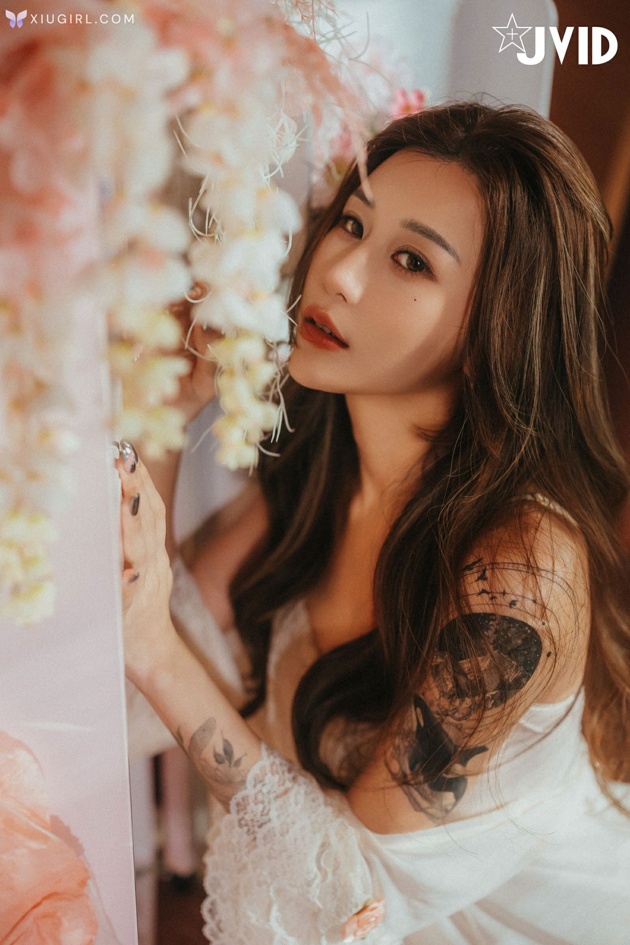 JVID Lara 雙囍 – 獨留的時光 與雙囍纏綿在浪漫花房的情緒與身體交流 第5张