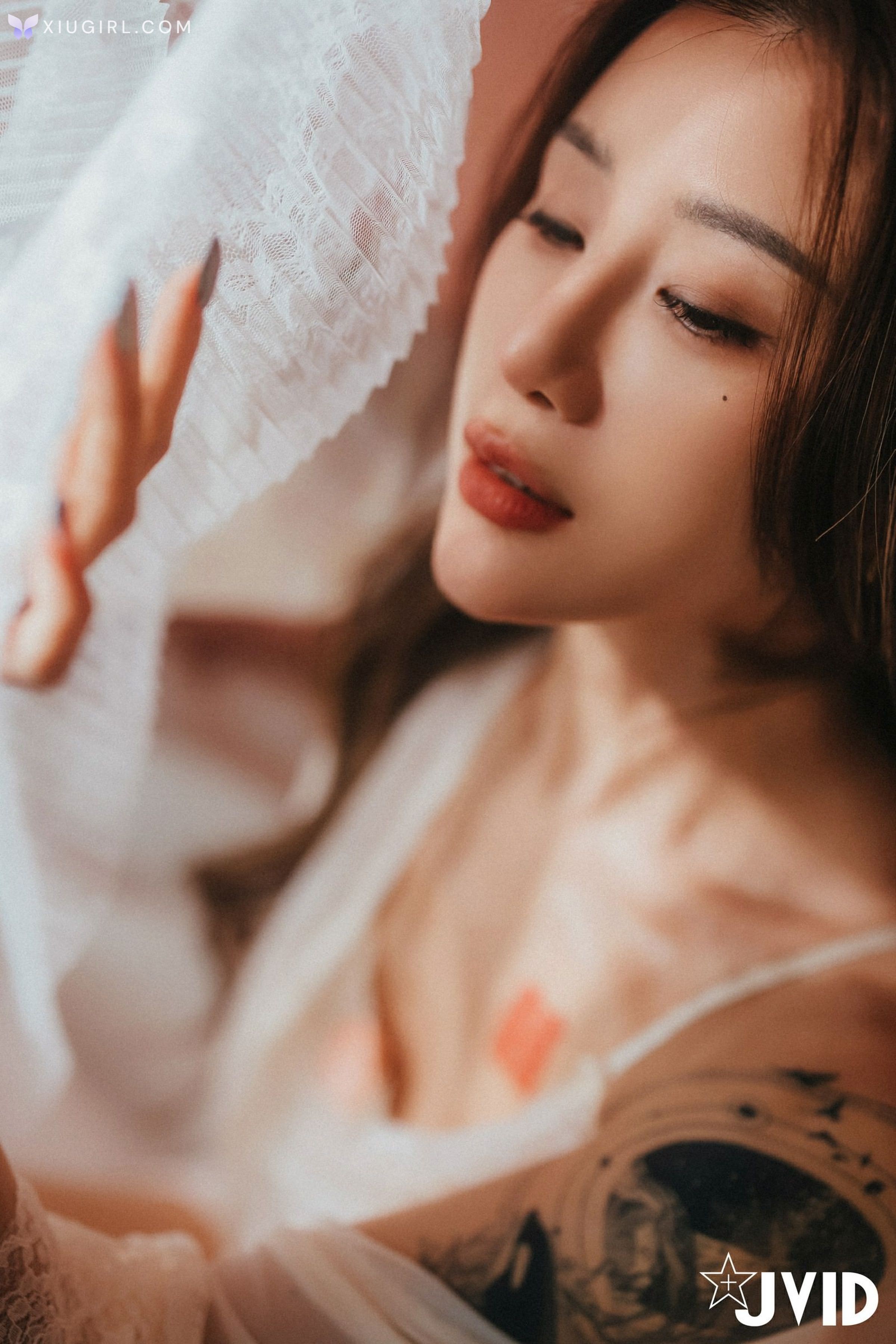 JVID Lara 雙囍 – 獨留的時光 與雙囍纏綿在浪漫花房的情緒與身體交流 第2张
