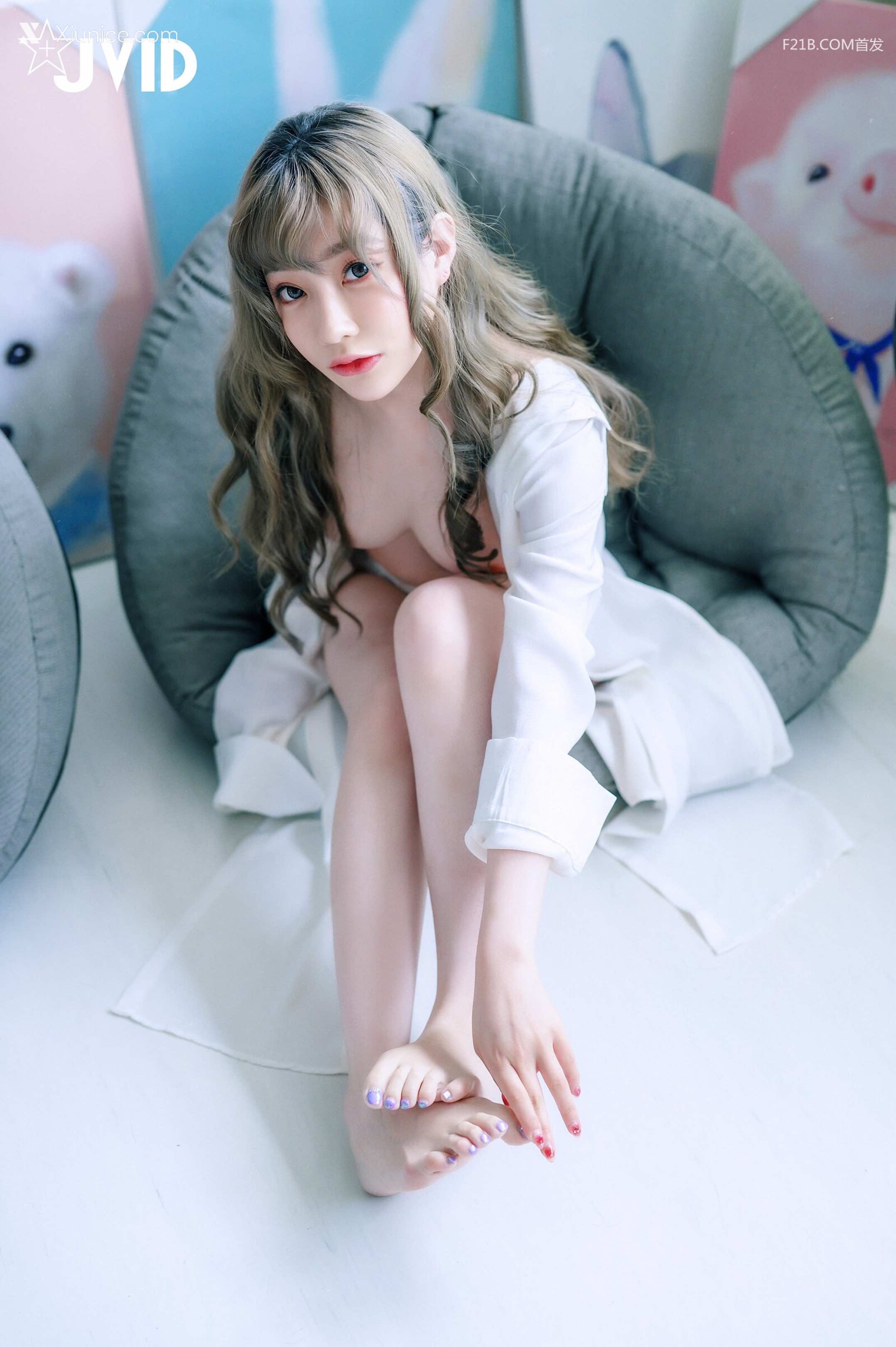 JVID – 璃奈醬 – 兄弟一起把玩超美極品充氣娃娃，誤觸開關，一秒變真人 掰超開特寫／粉嫩鮑 第75张