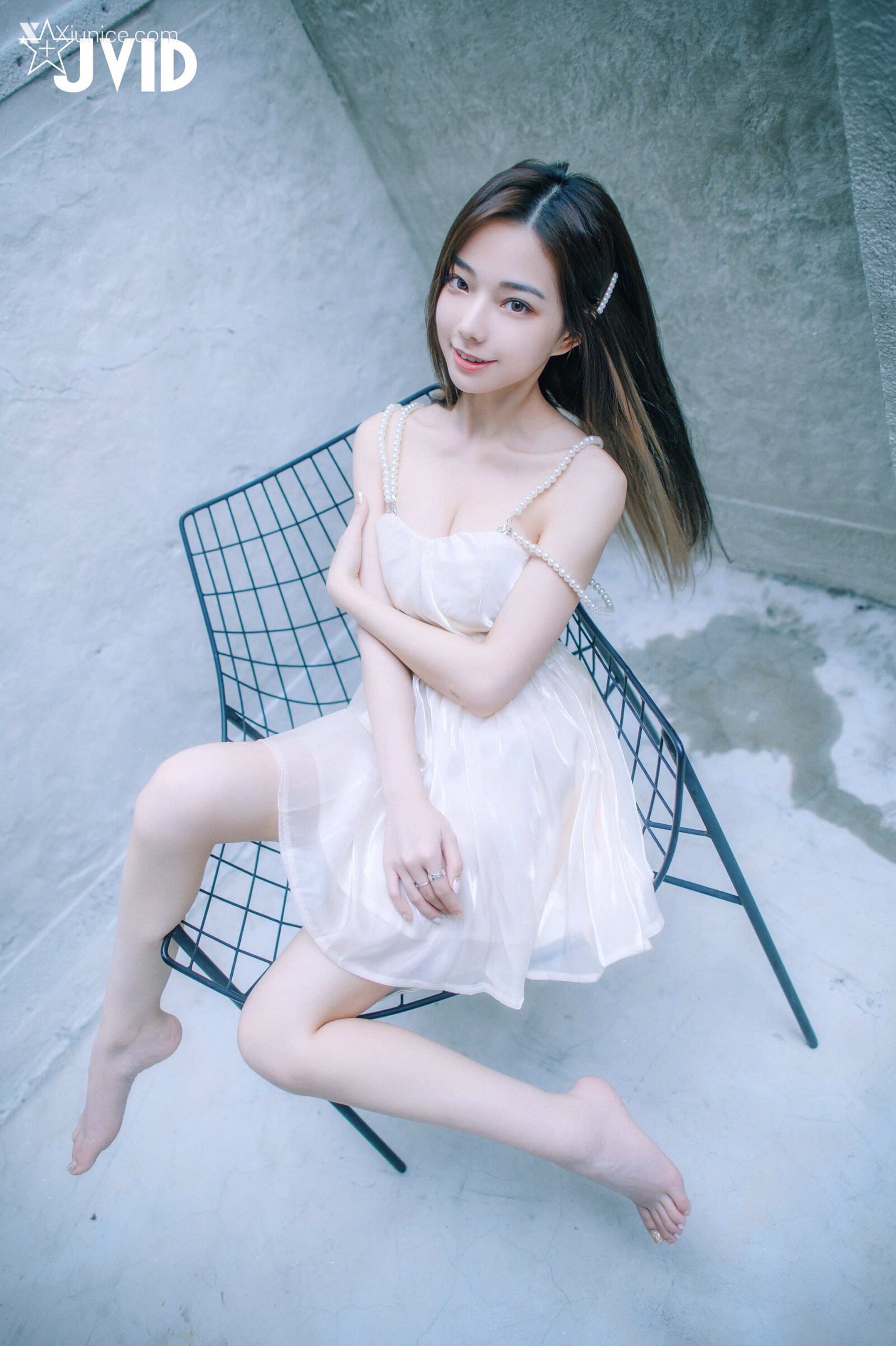 JVID – 啾啾 – 清純小女孩啾啾如今秀色可餐，小褲褲下的形狀好誘人 第72张