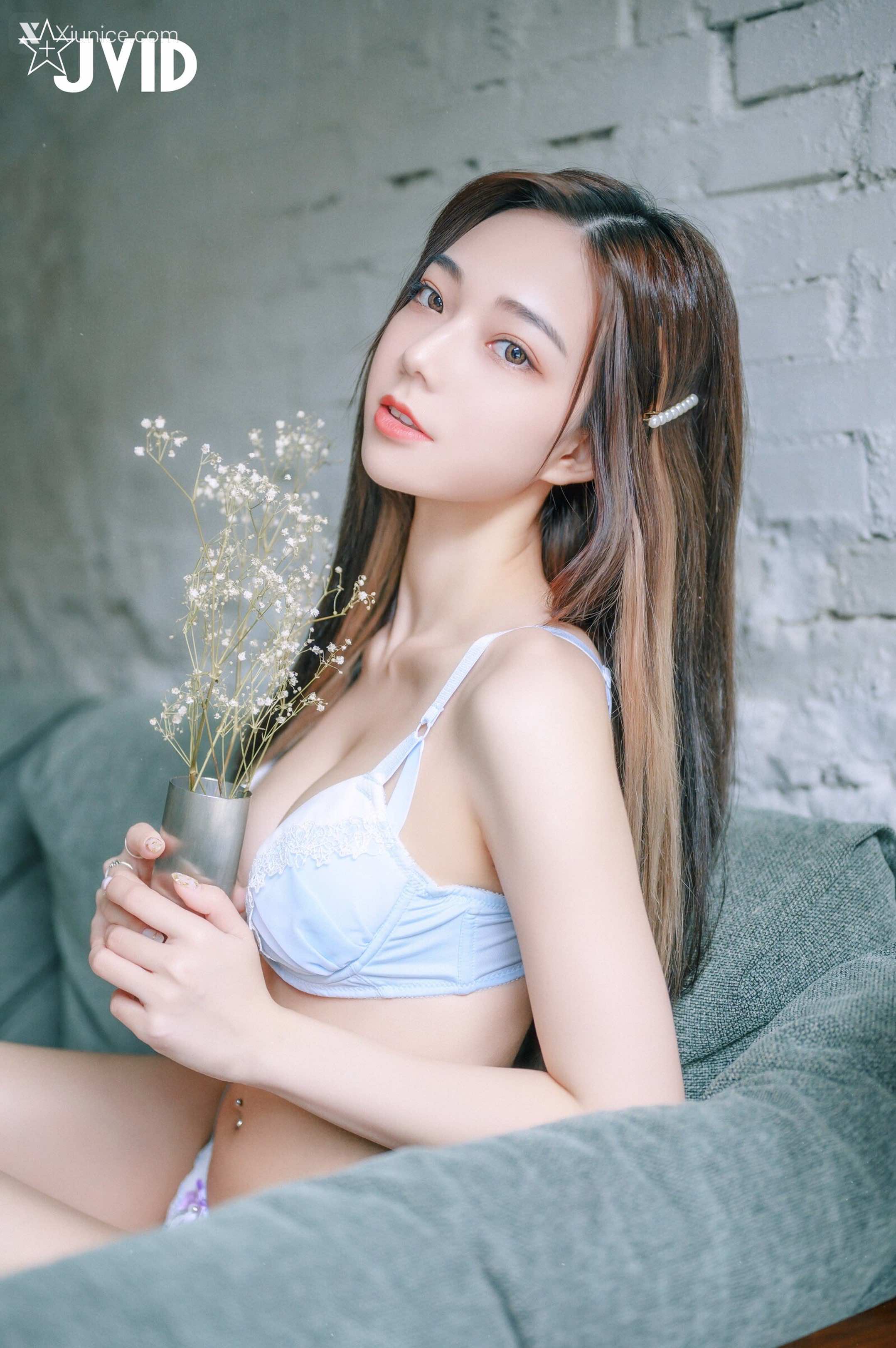JVID – 啾啾 – 清純小女孩啾啾如今秀色可餐，小褲褲下的形狀好誘人 第26张