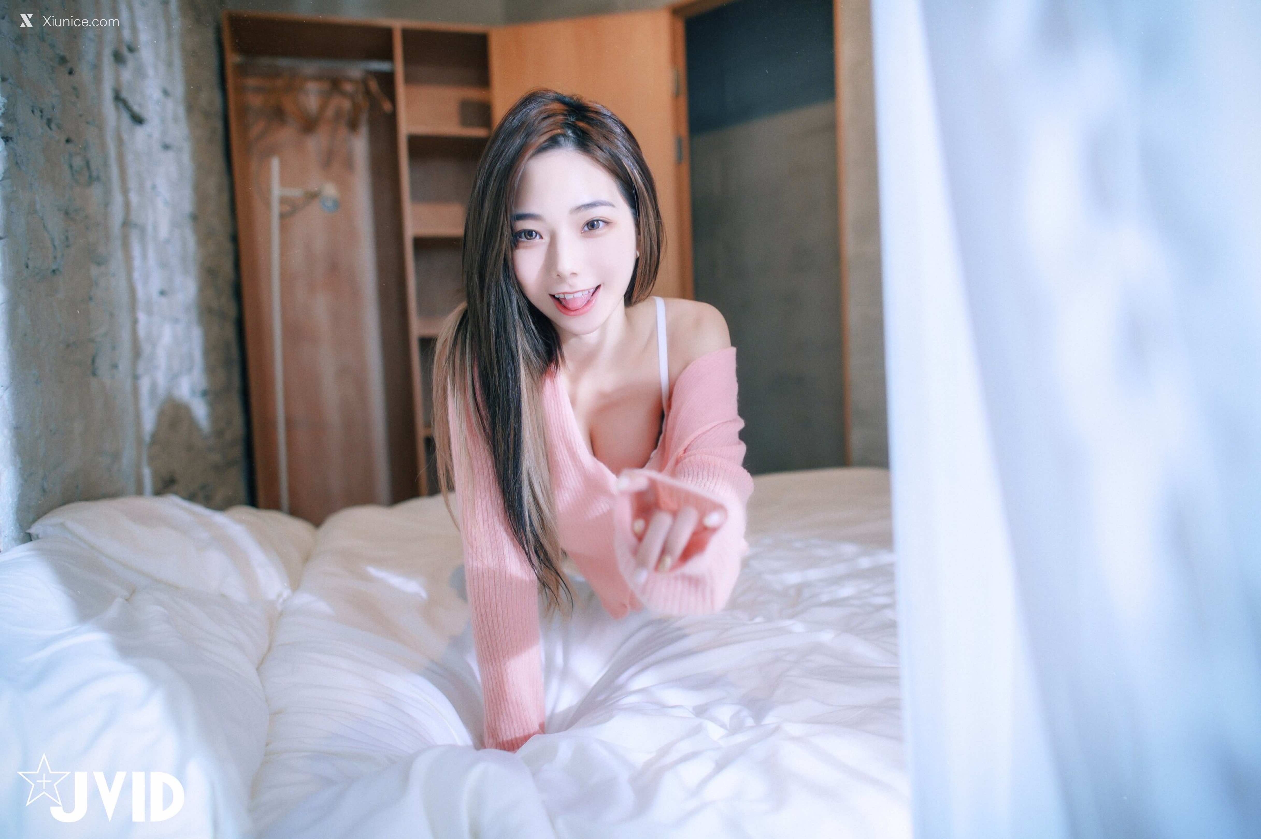 JVID – 啾啾 – 清純小女孩啾啾如今秀色可餐，小褲褲下的形狀好誘人 第106张