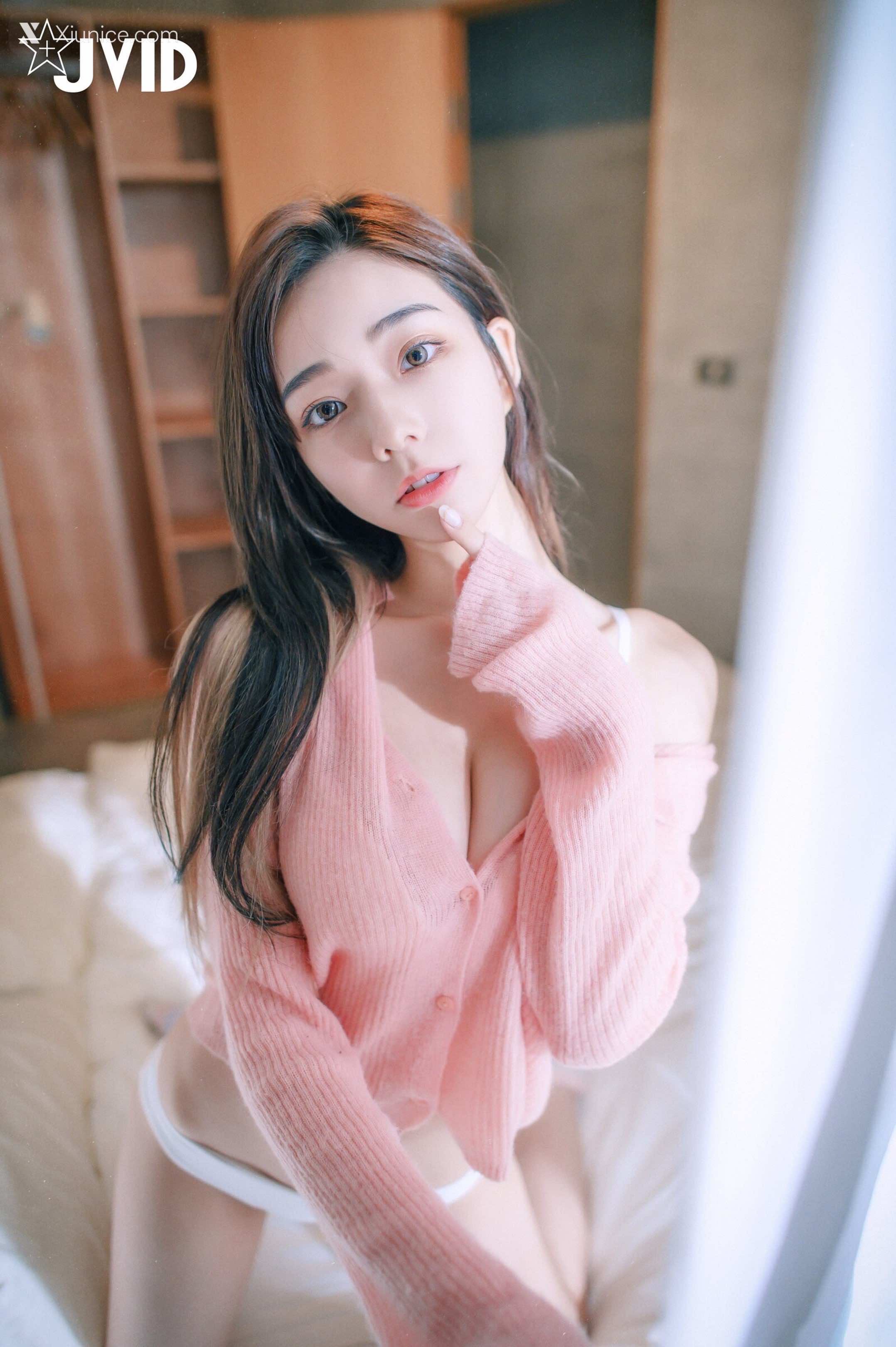 JVID – 啾啾 – 清純小女孩啾啾如今秀色可餐，小褲褲下的形狀好誘人 第98张