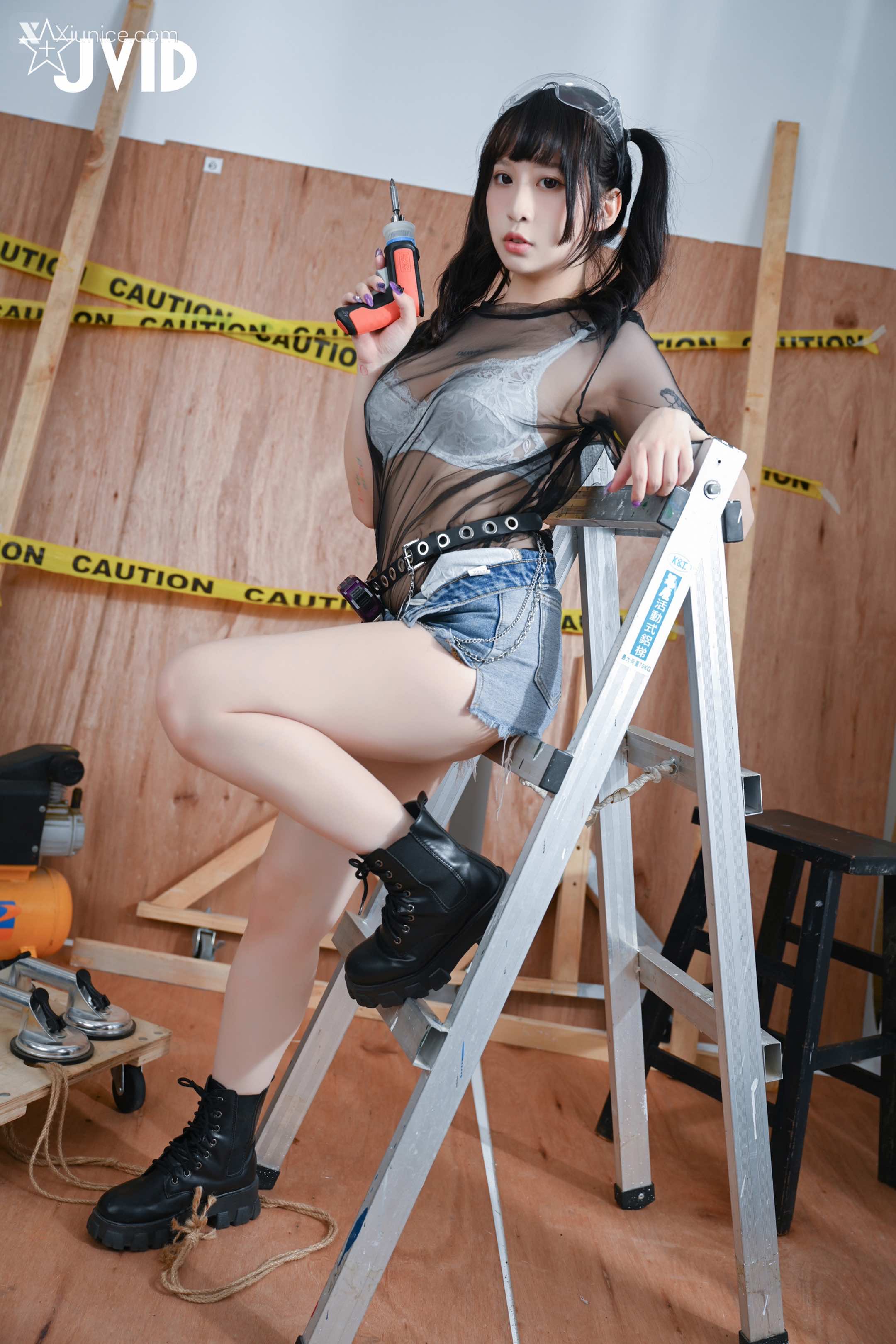 JVID – 夏暮光 & 桃桃 – 极品爆乳火辣女双工-工地香艳 第17张