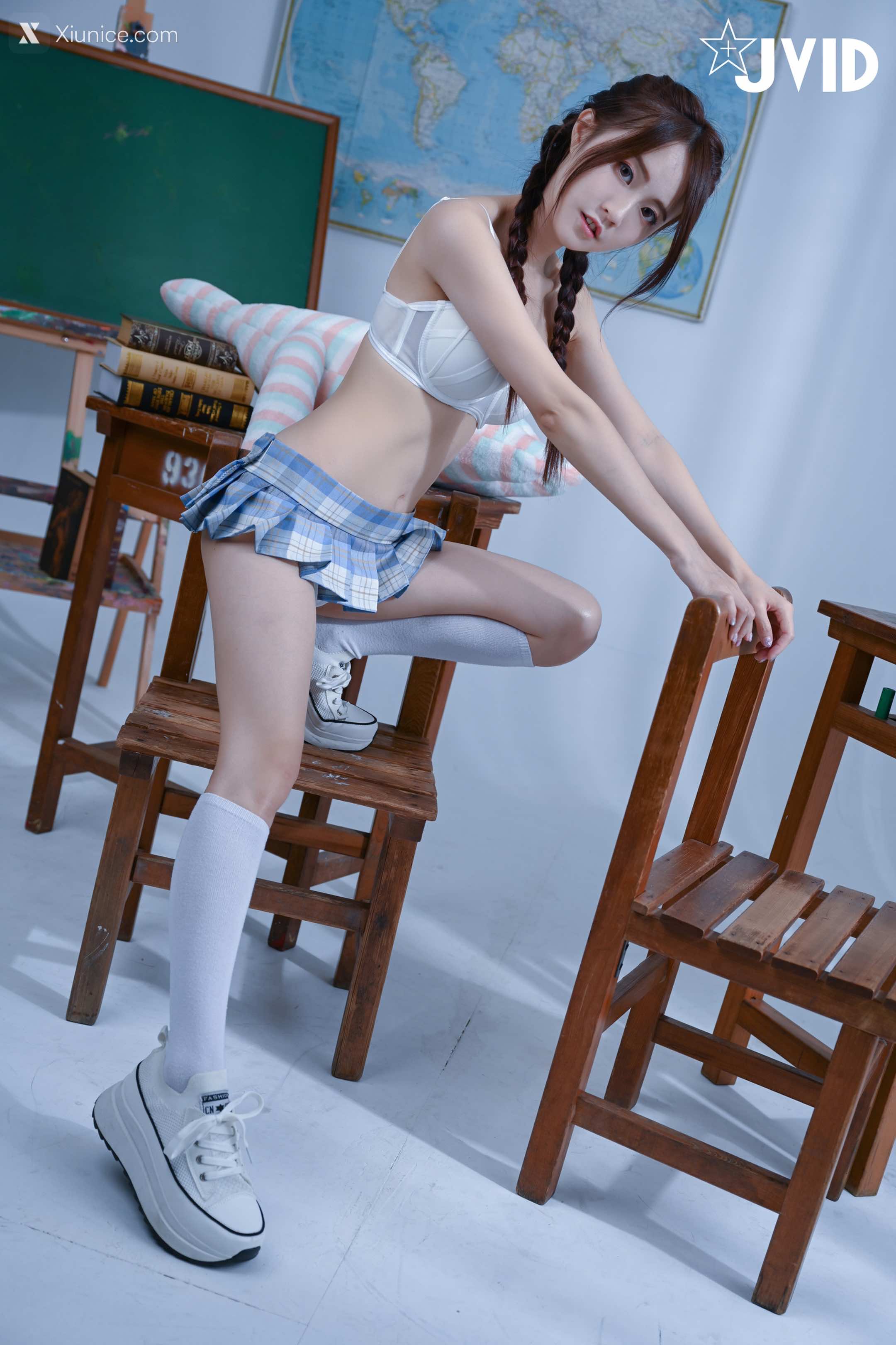 JVID – 佳佳兒 JiaJia – Little girl taking off her school uniform 第7张