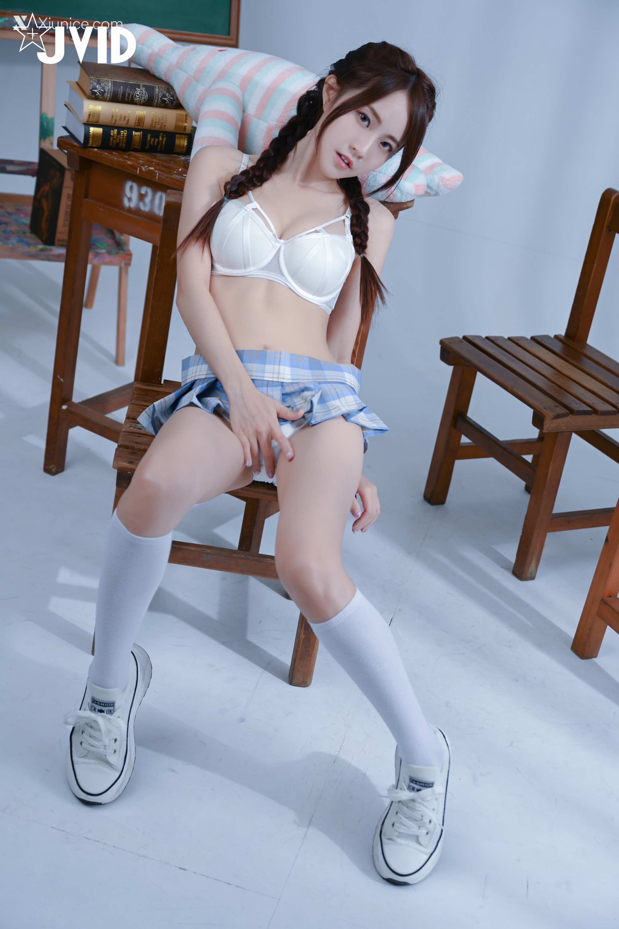 JVID – 佳佳兒 JiaJia – Little girl taking off her school uniform 第15张