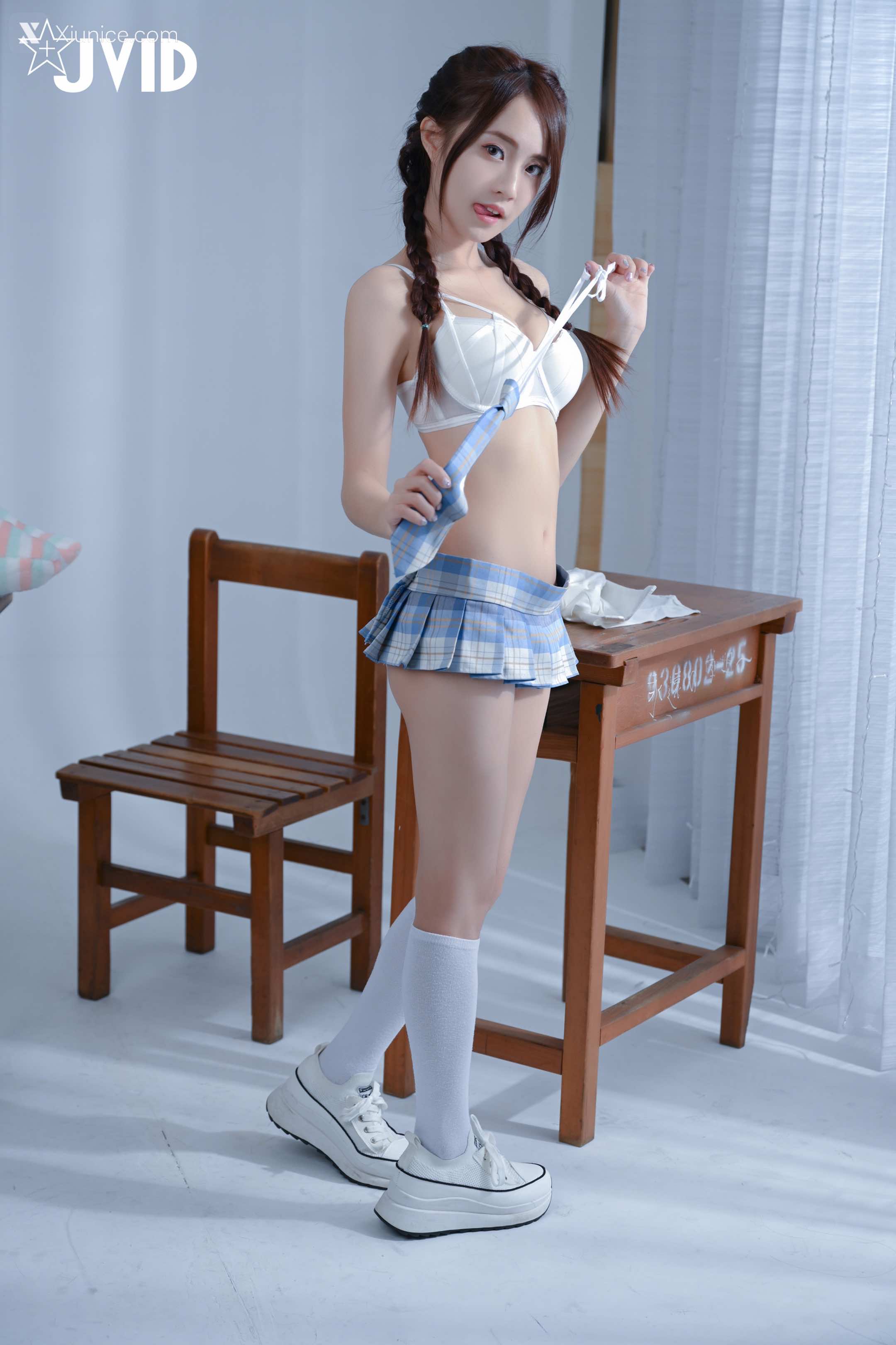 JVID – 佳佳兒 JiaJia – Little girl taking off her school uniform 第68张