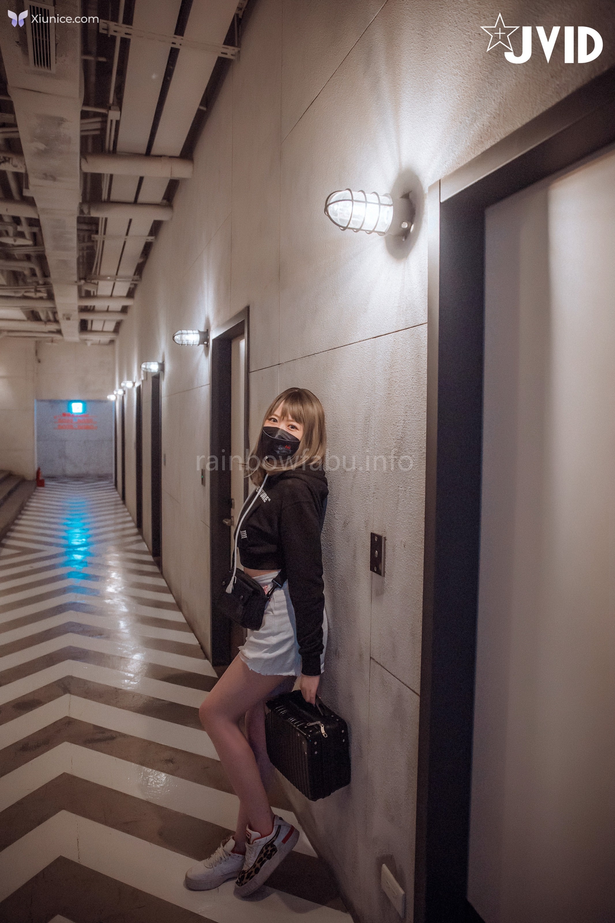 JVID 卯咪 – 纖細身材完美的腰身天使的外表隱藏不了內心的工口平常沒拍照的她兼職做片場修片師 第1张