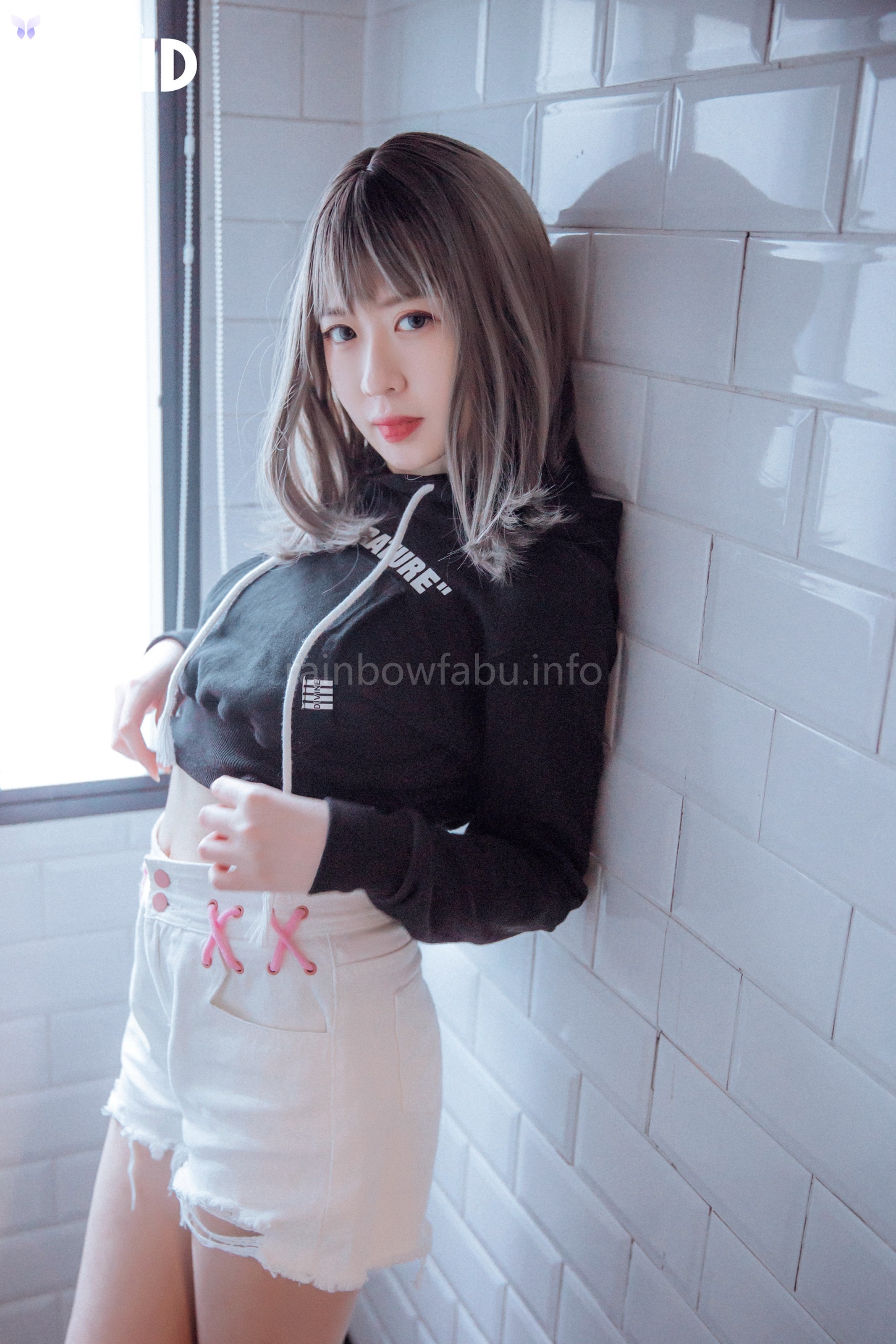 JVID 卯咪 – 纖細身材完美的腰身天使的外表隱藏不了內心的工口平常沒拍照的她兼職做片場修片師 第73张