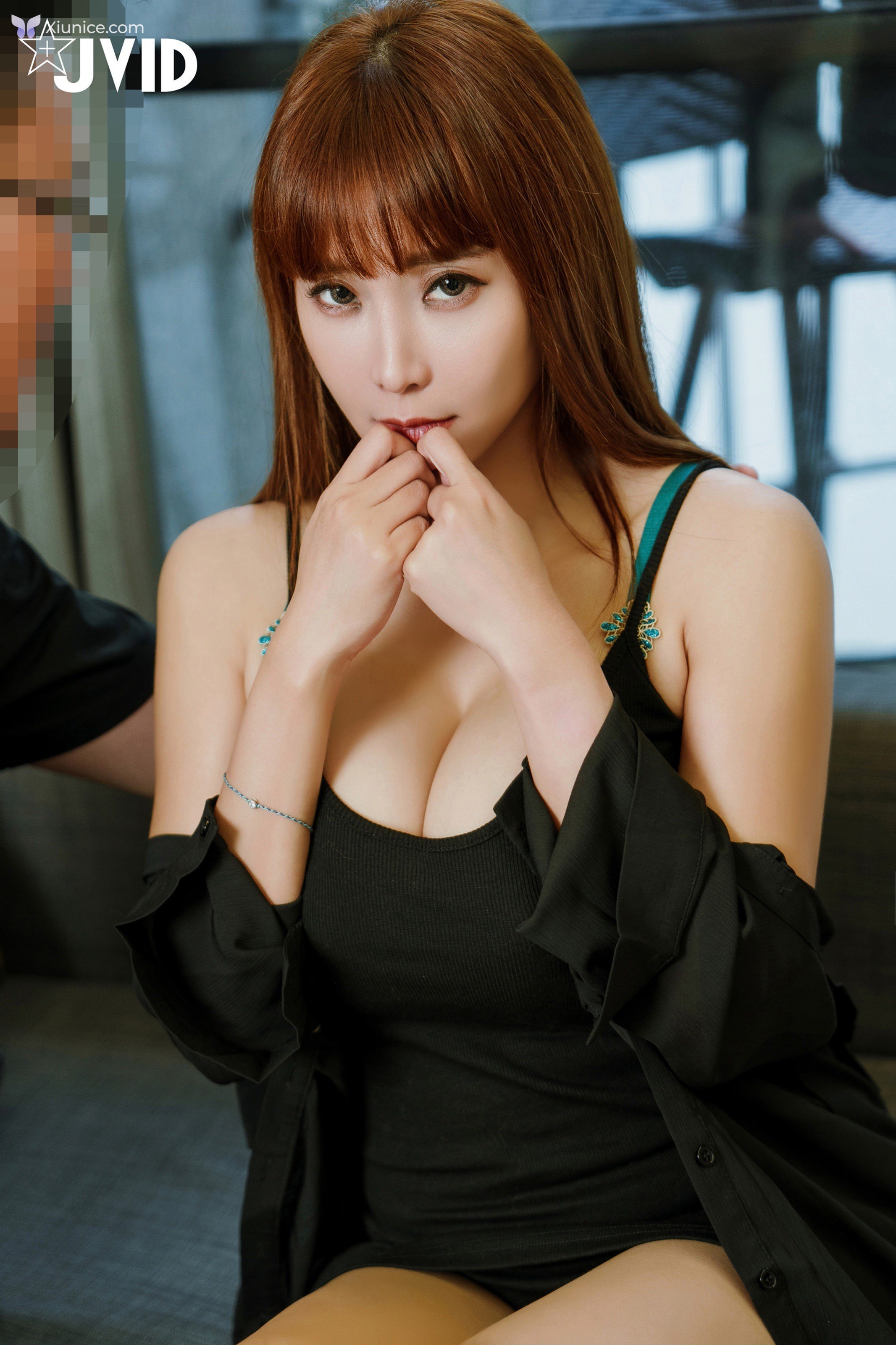 JVID Lele 樂樂 – 在下屬面前強姦他老婆讓下屬好好看看自己老婆為了滿足上司賣力搖晃自己淫蕩身體最後還射在妻子身上給足了滿滿的愛液 第44张