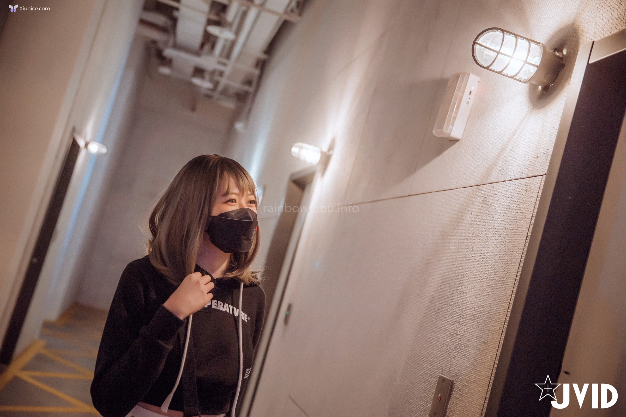 JVID 卯咪 – 纖細身材完美的腰身天使的外表隱藏不了內心的工口平常沒拍照的她兼職做片場修片師 第30张