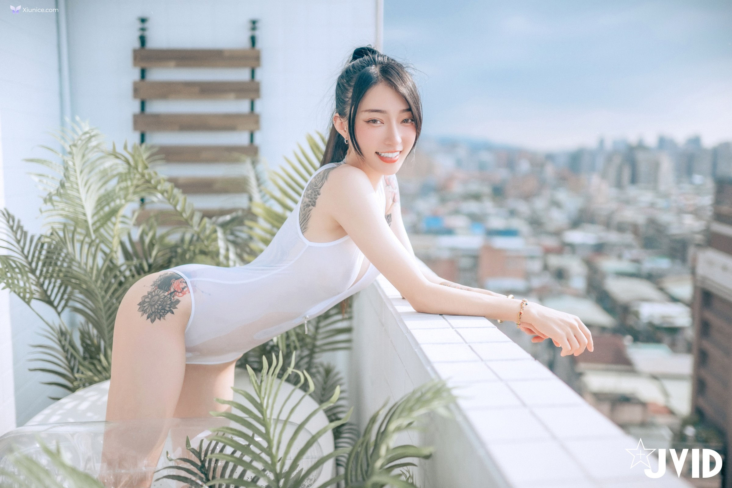 JVID 飄飄哥 – 濕身透點情慾互動超透膚の激色比基尼飄飄哥遭揉胸抓奶畫面淫慾滿點嫩鮑慘遭魔爪襲擊開擋史庫水透出白虎形狀超誘人 第244张