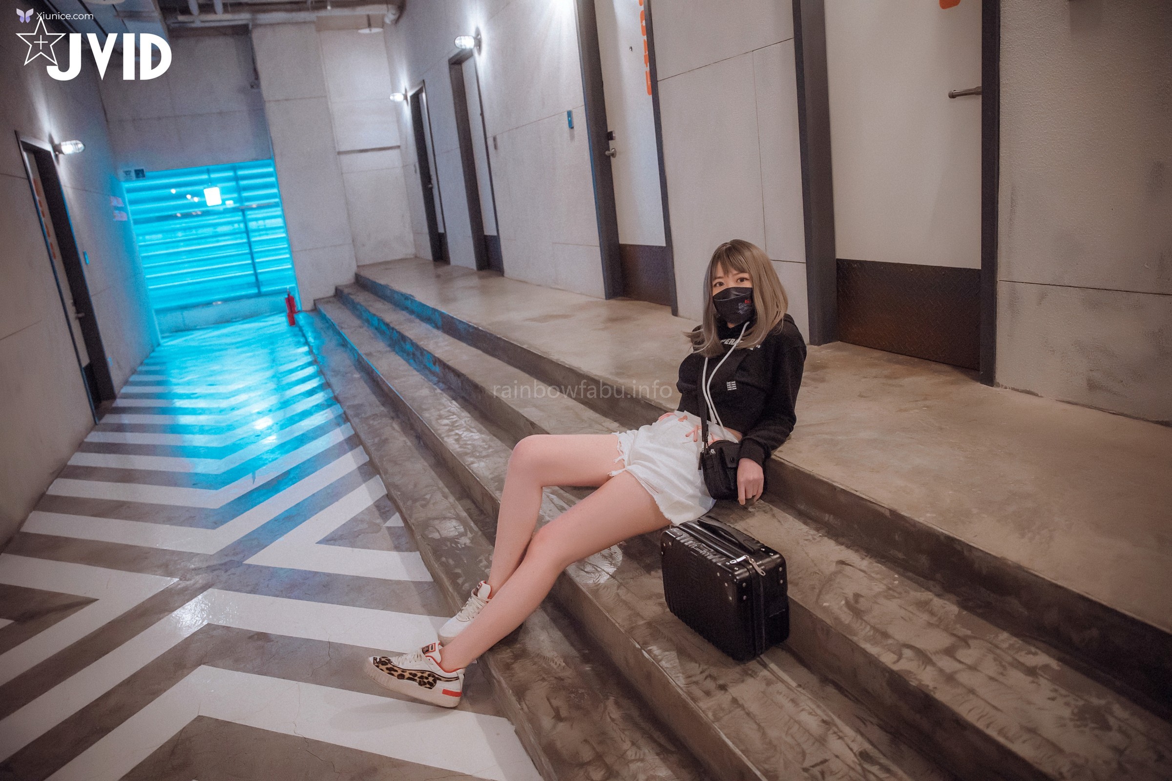 JVID 卯咪 – 纖細身材完美的腰身天使的外表隱藏不了內心的工口平常沒拍照的她兼職做片場修片師 第64张