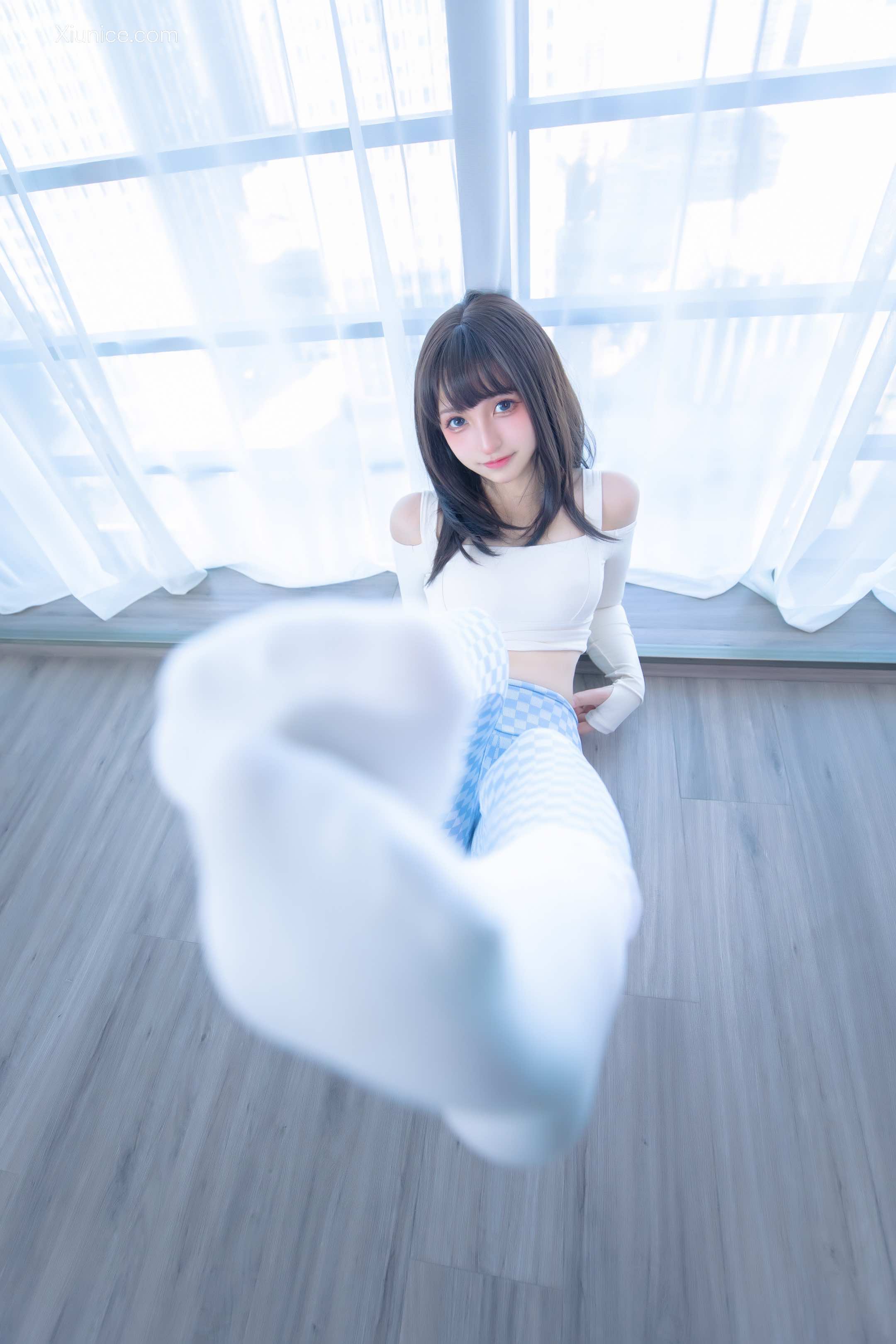 Coser@神楽坂真冬 Vol.103 蓝白格 第34张
