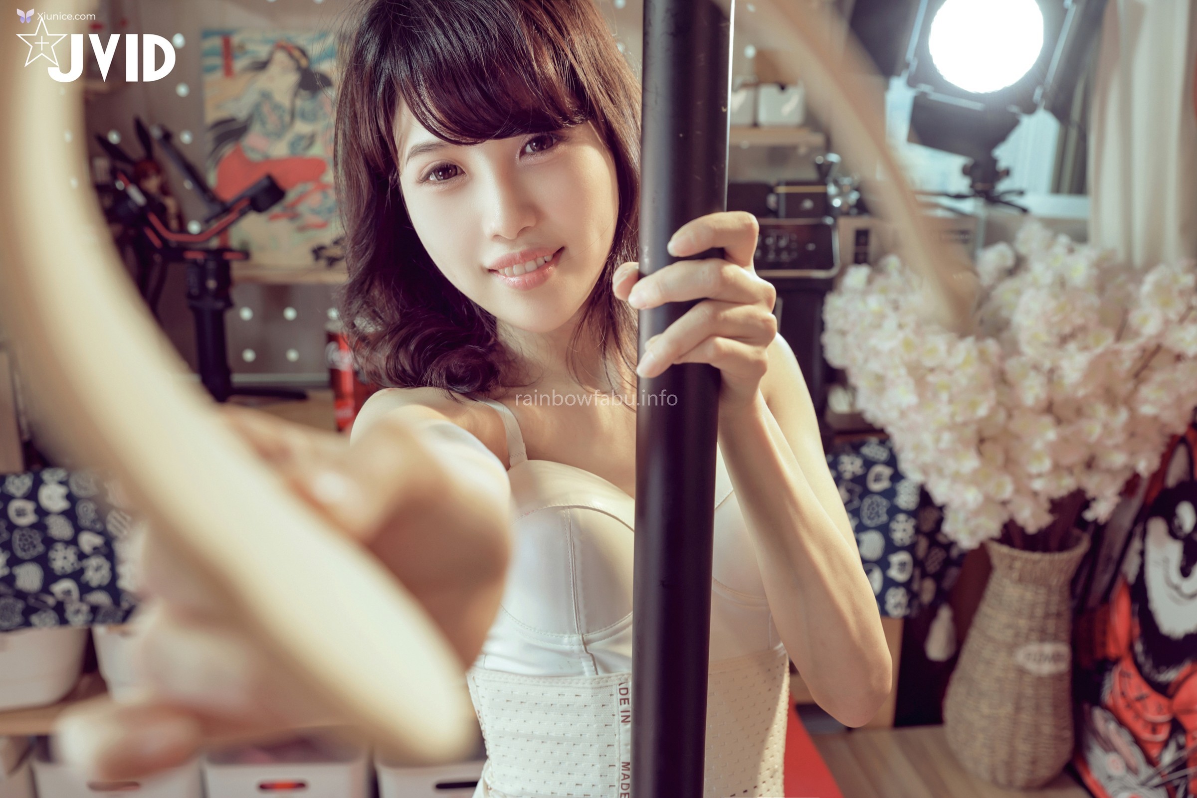 JVID 小艾莉Ellie – 插入無碼陰唇滑鋼管不會破皮因為 會爆汁淫水潤滑液 第73张