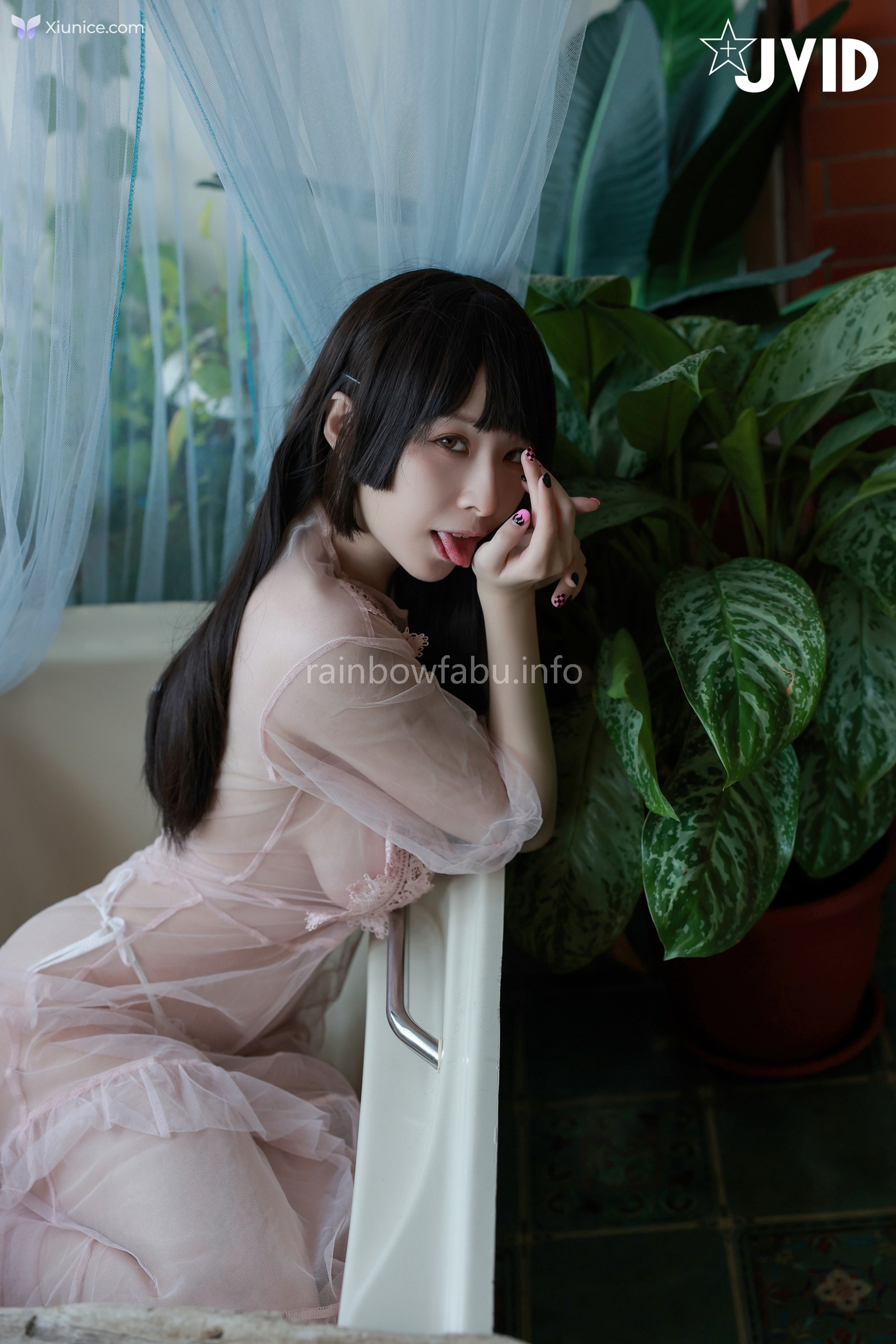 JVID 黎菲兒 – 菲兒在花叢中蹦出誘人巨乳彈出渾圓翹臀極限邊緣的挑逗 第17张