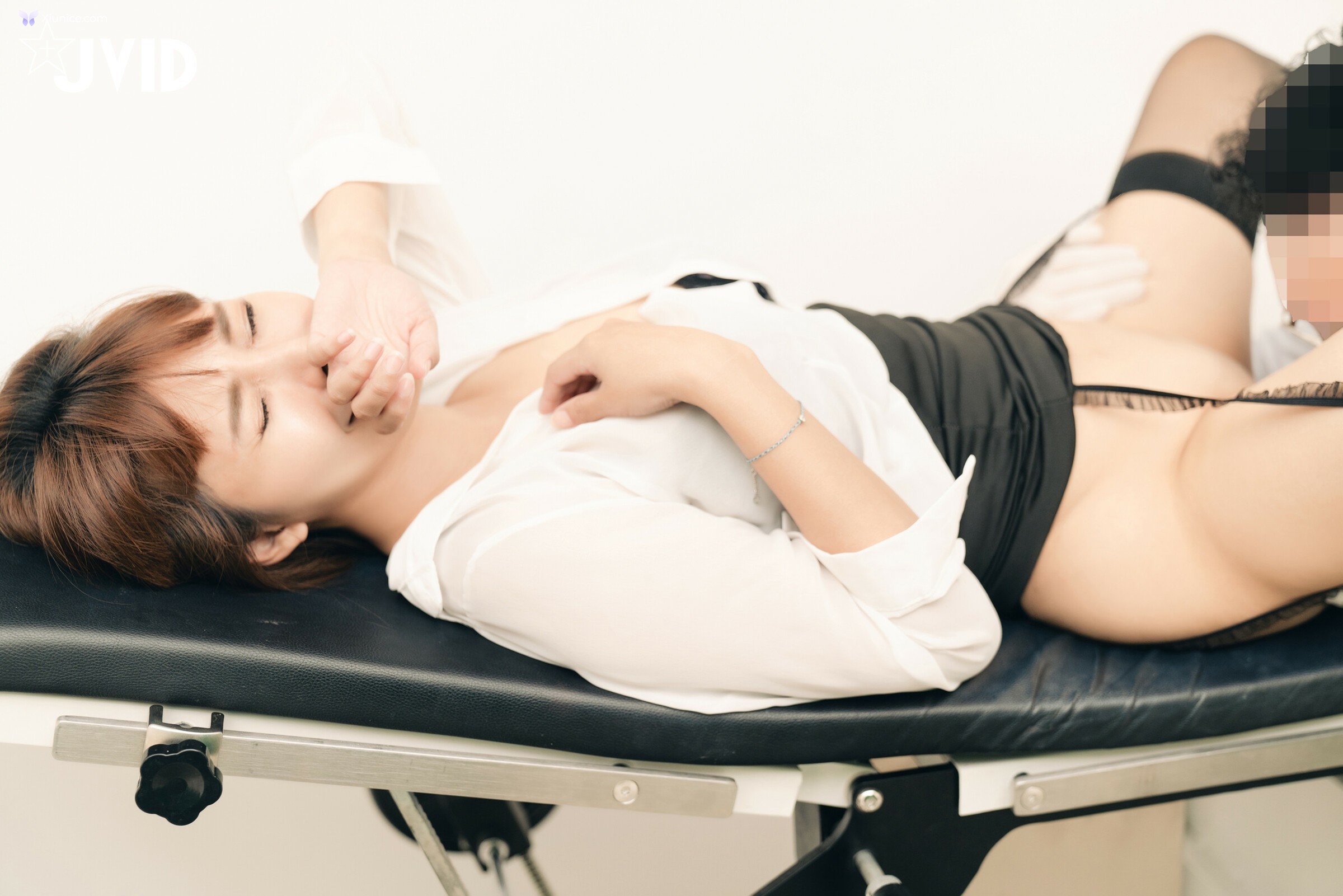 JVID Lele 樂樂 – 呆萌巨乳OL下班健康檢查遇到了色性大發醫師用手指玩具最後用棒棒內診還內射給病患但這種健康檢查太舒服了下次還要再來檢查 第60张