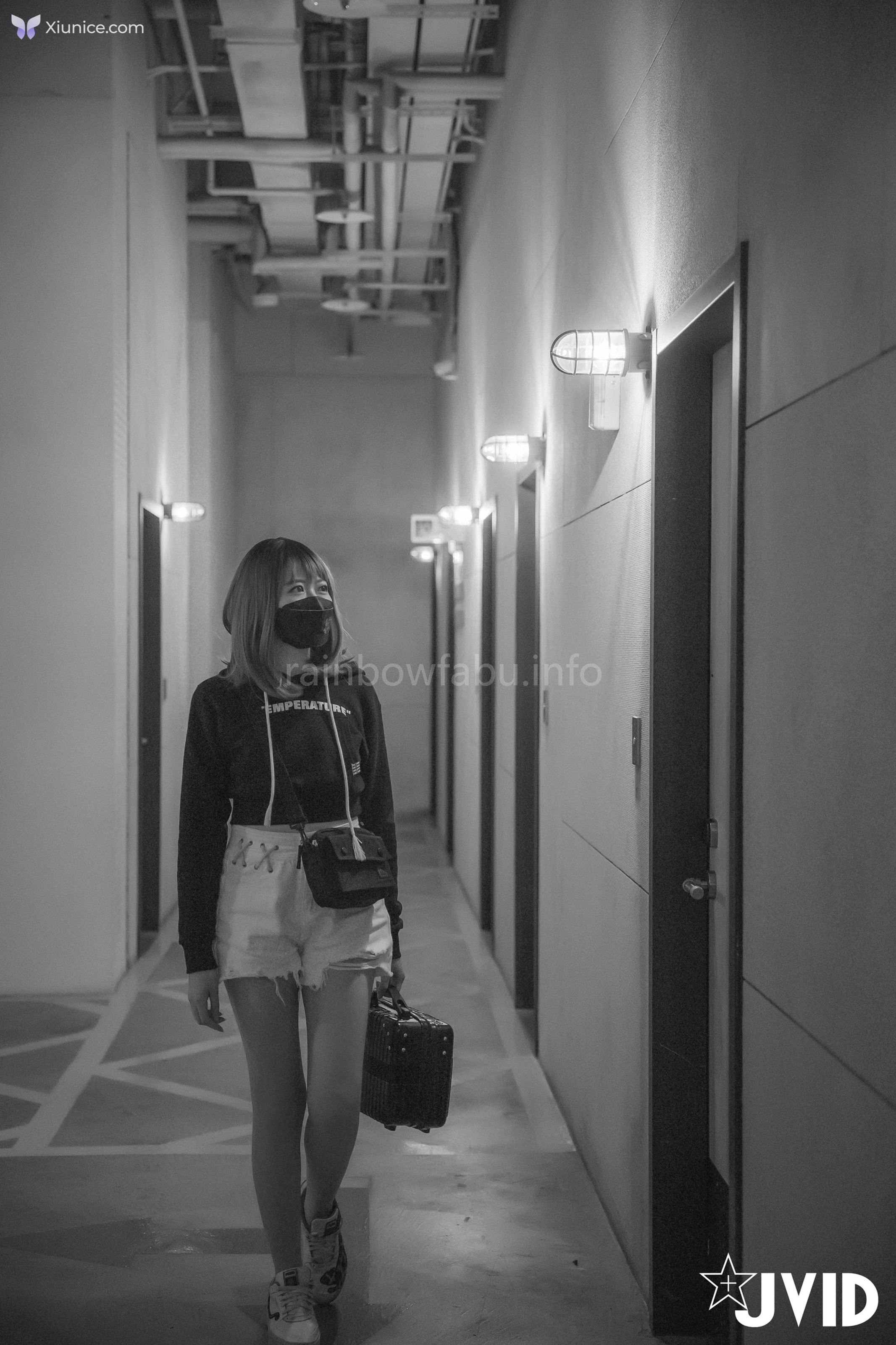 JVID 卯咪 – 纖細身材完美的腰身天使的外表隱藏不了內心的工口平常沒拍照的她兼職做片場修片師 第10张