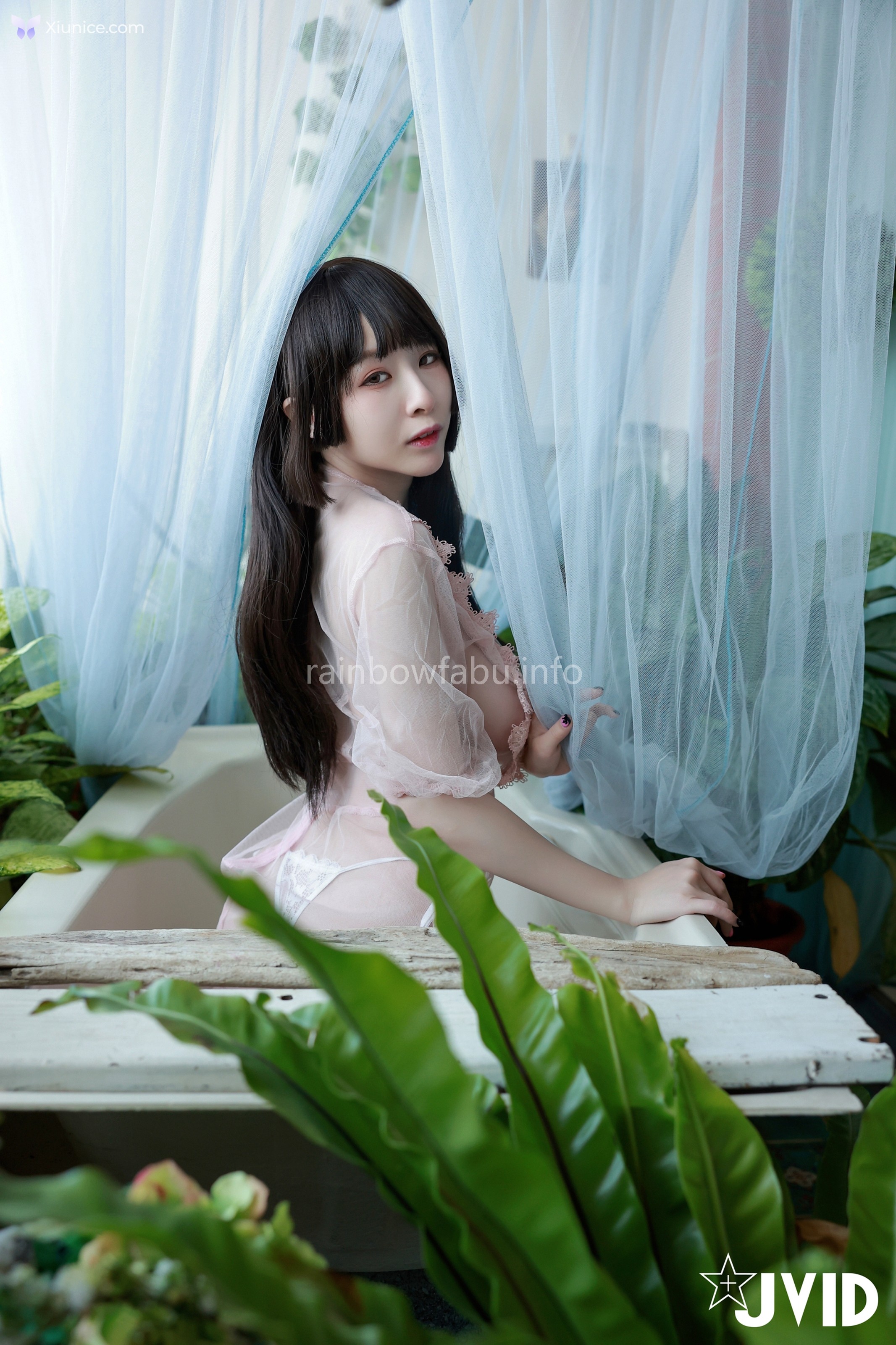 JVID 黎菲兒 – 菲兒在花叢中蹦出誘人巨乳彈出渾圓翹臀極限邊緣的挑逗 第87张