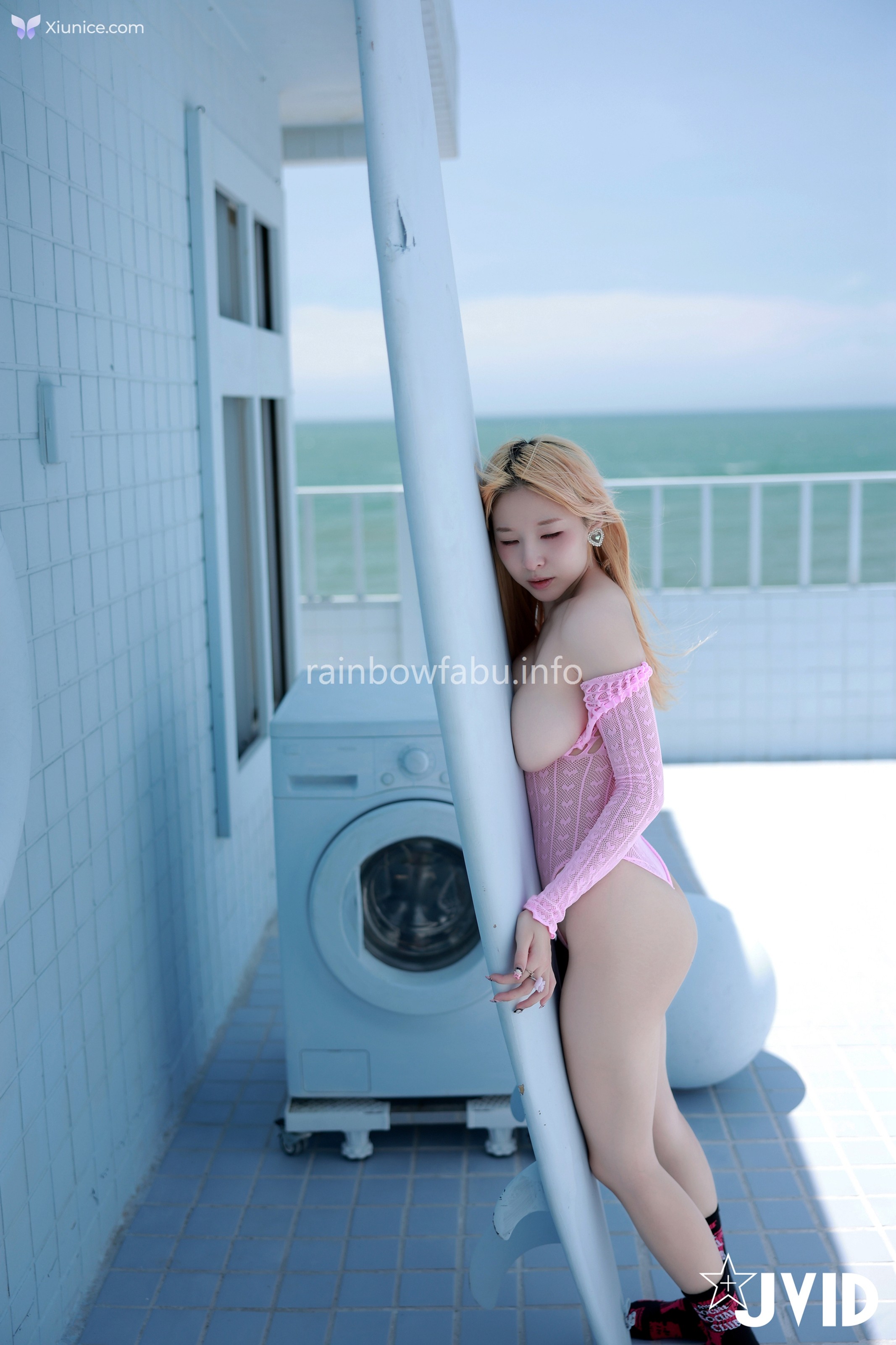 JVID 黎菲兒 – 超巨乳菲兒穿著超性感粉色連身洞洞泳裝 第43张