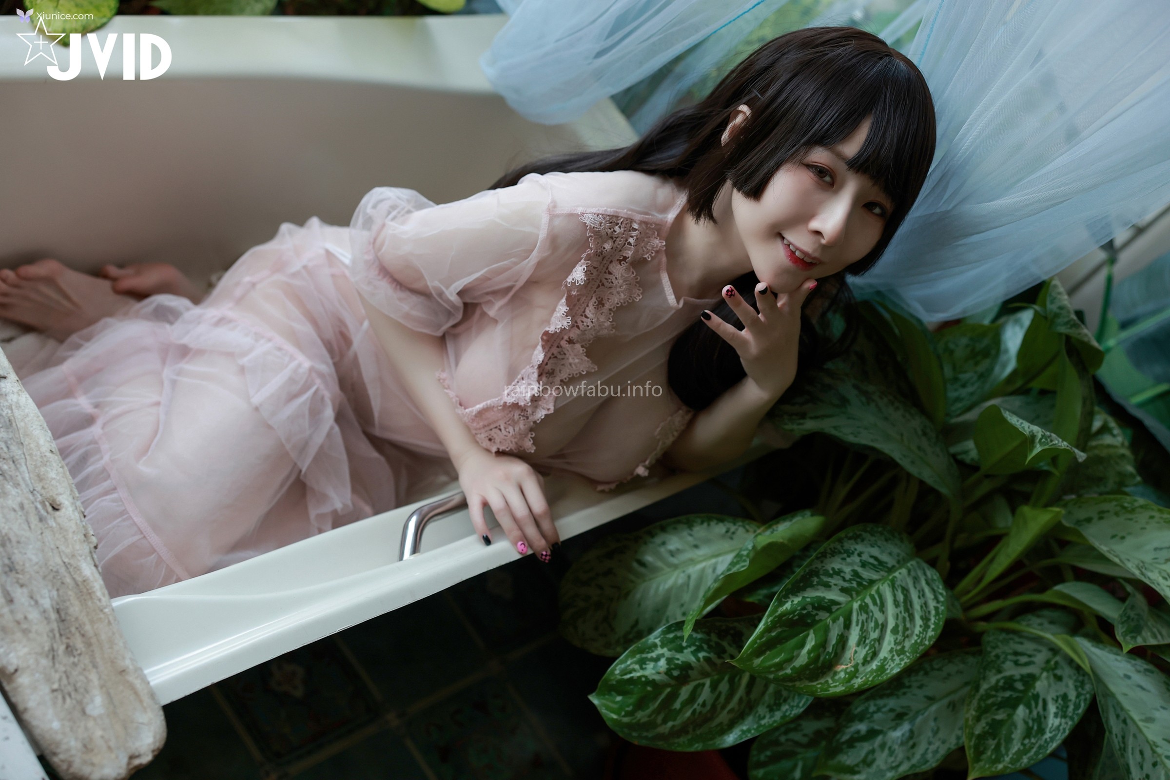 JVID 黎菲兒 – 菲兒在花叢中蹦出誘人巨乳彈出渾圓翹臀極限邊緣的挑逗 第86张
