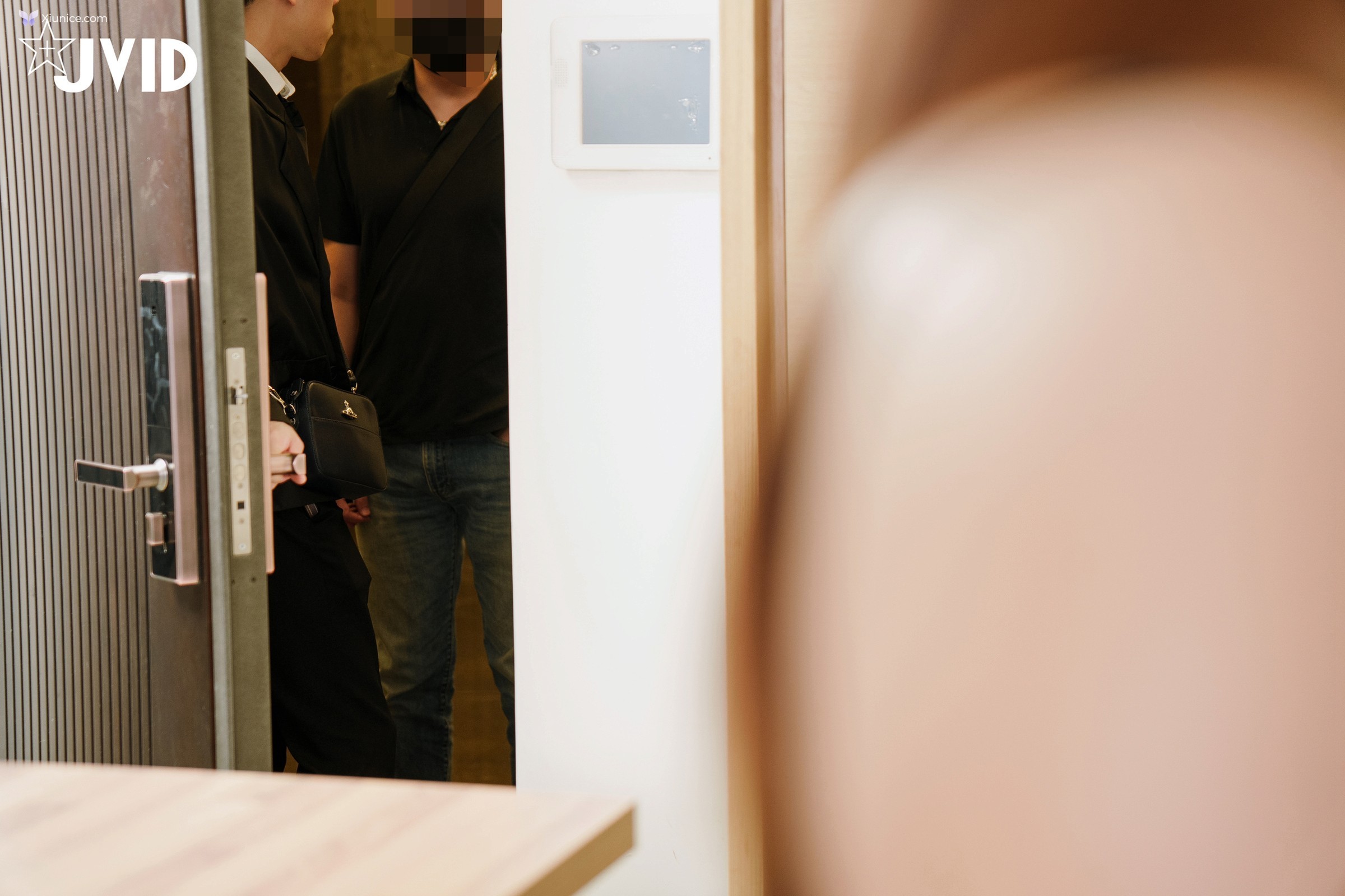 JVID Lele 樂樂 – 在下屬面前強姦他老婆讓下屬好好看看自己老婆為了滿足上司賣力搖晃自己淫蕩身體最後還射在妻子身上給足了滿滿的愛液 第15张