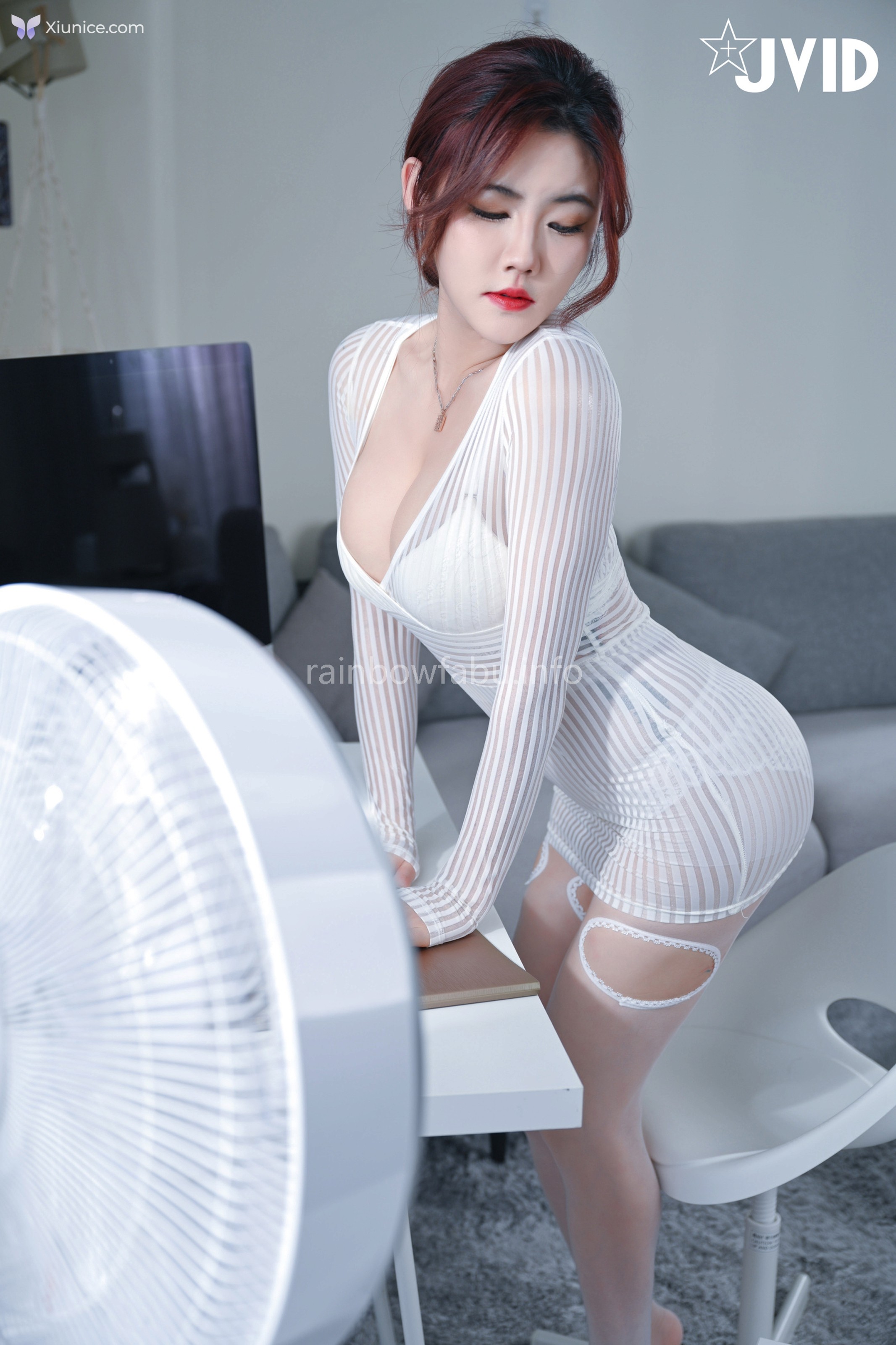 JVID 費爵娜 – 上班時胸部掉出來的女同事費爵娜我止住鼻血好心向前提醒 第8张