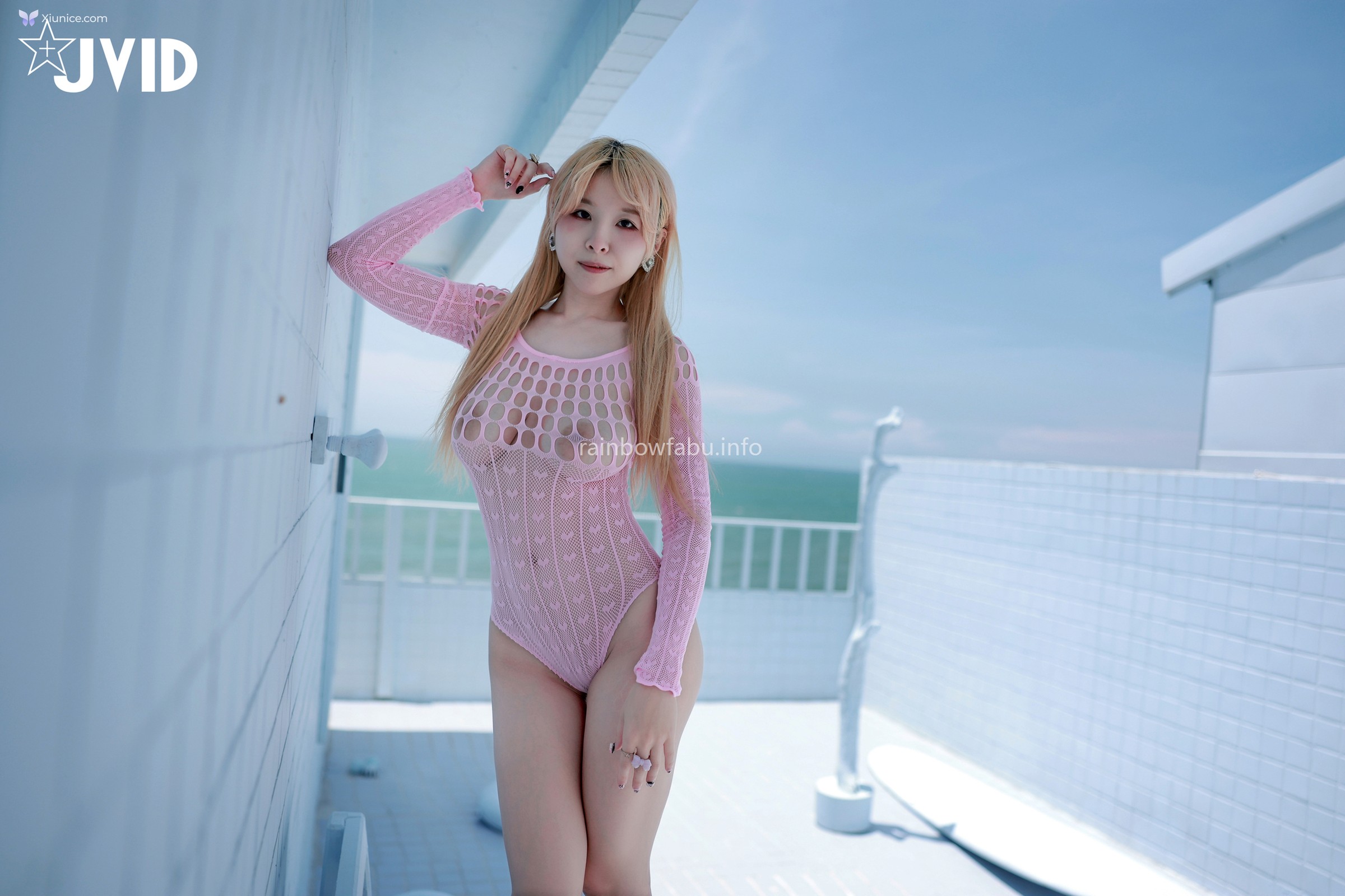 JVID 黎菲兒 – 超巨乳菲兒穿著超性感粉色連身洞洞泳裝 第26张