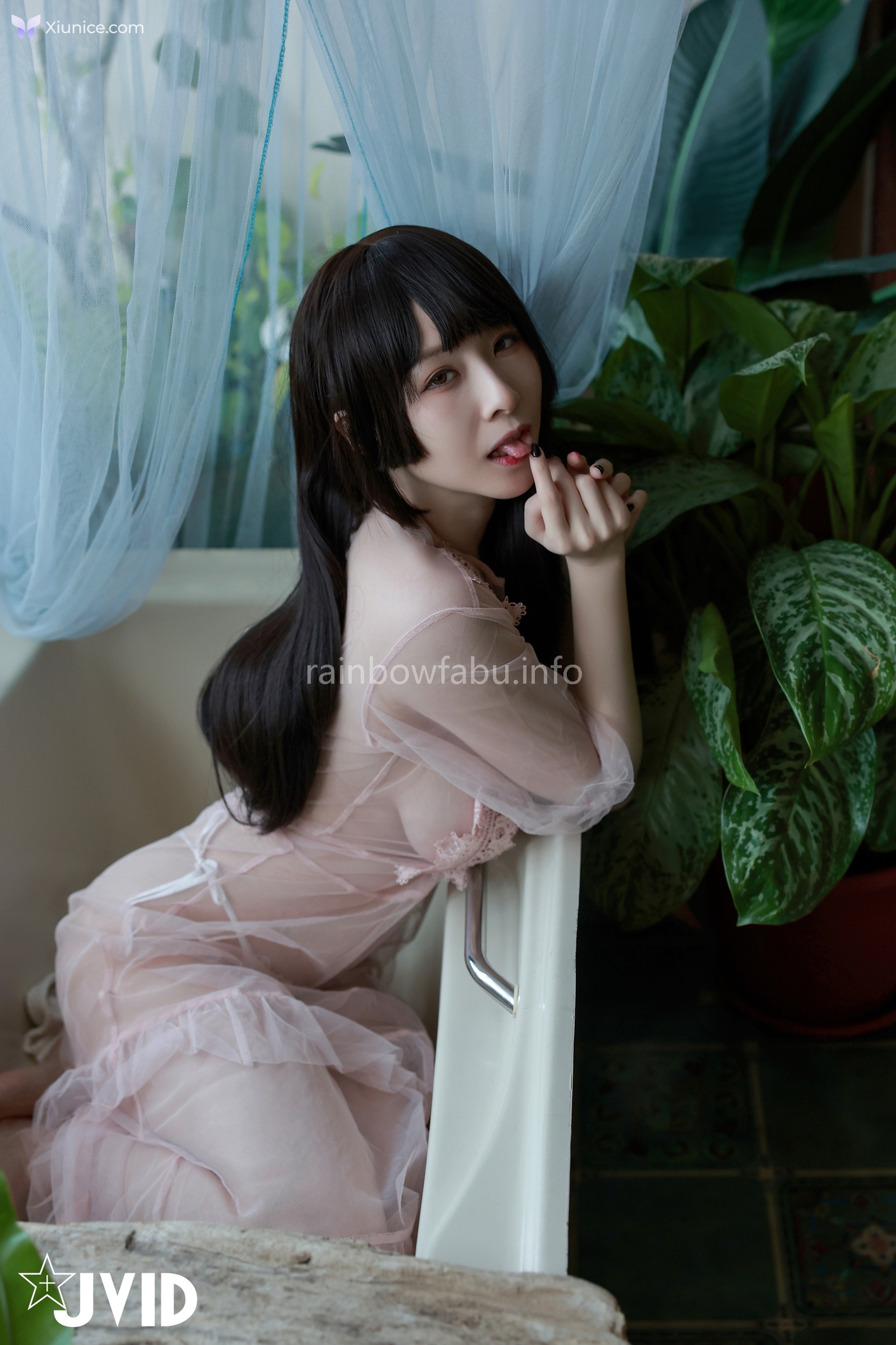 JVID 黎菲兒 – 菲兒在花叢中蹦出誘人巨乳彈出渾圓翹臀極限邊緣的挑逗 第135张
