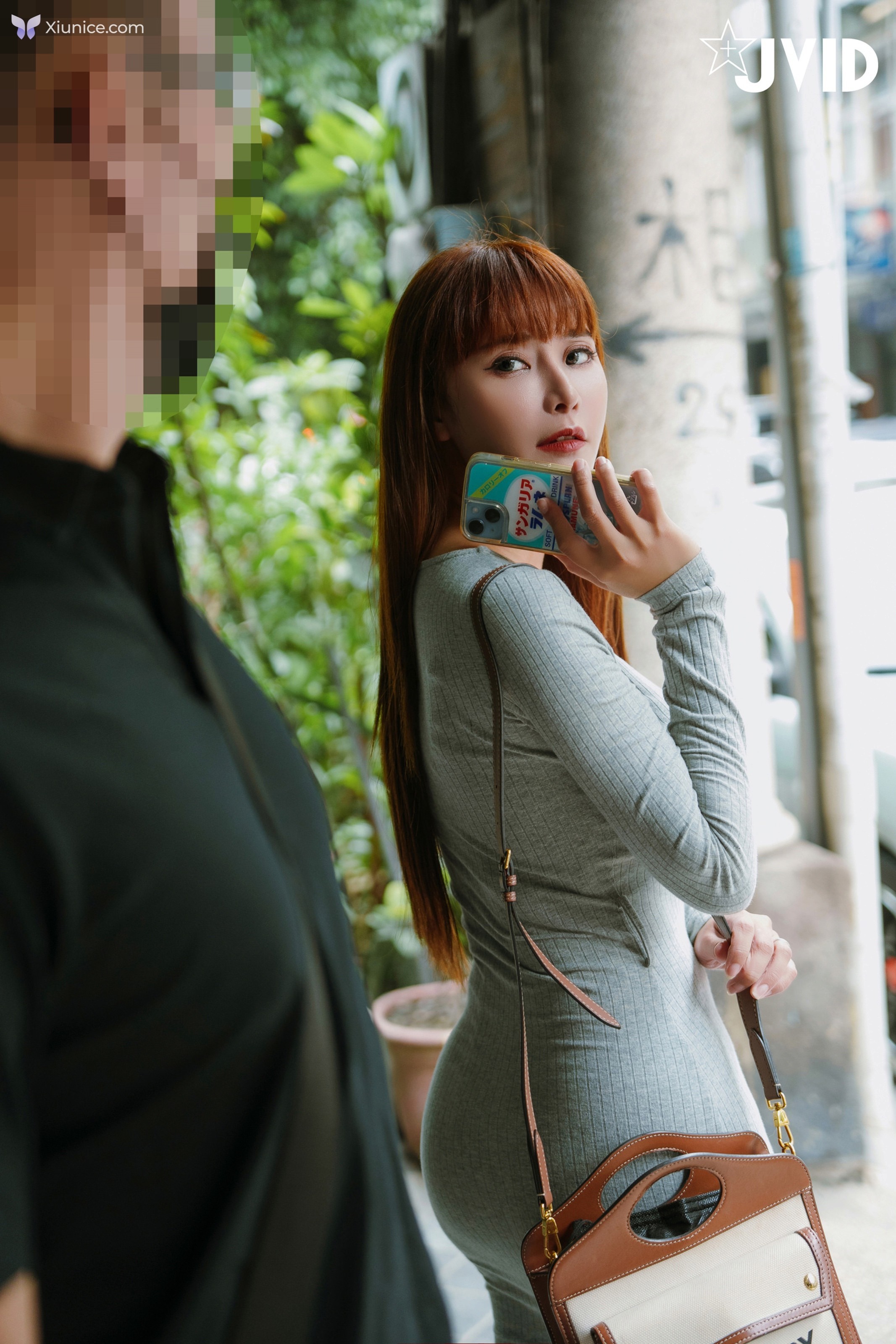JVID Lele 樂樂 – 在下屬面前強姦他老婆讓下屬好好看看自己老婆為了滿足上司賣力搖晃自己淫蕩身體最後還射在妻子身上給足了滿滿的愛液 第16张