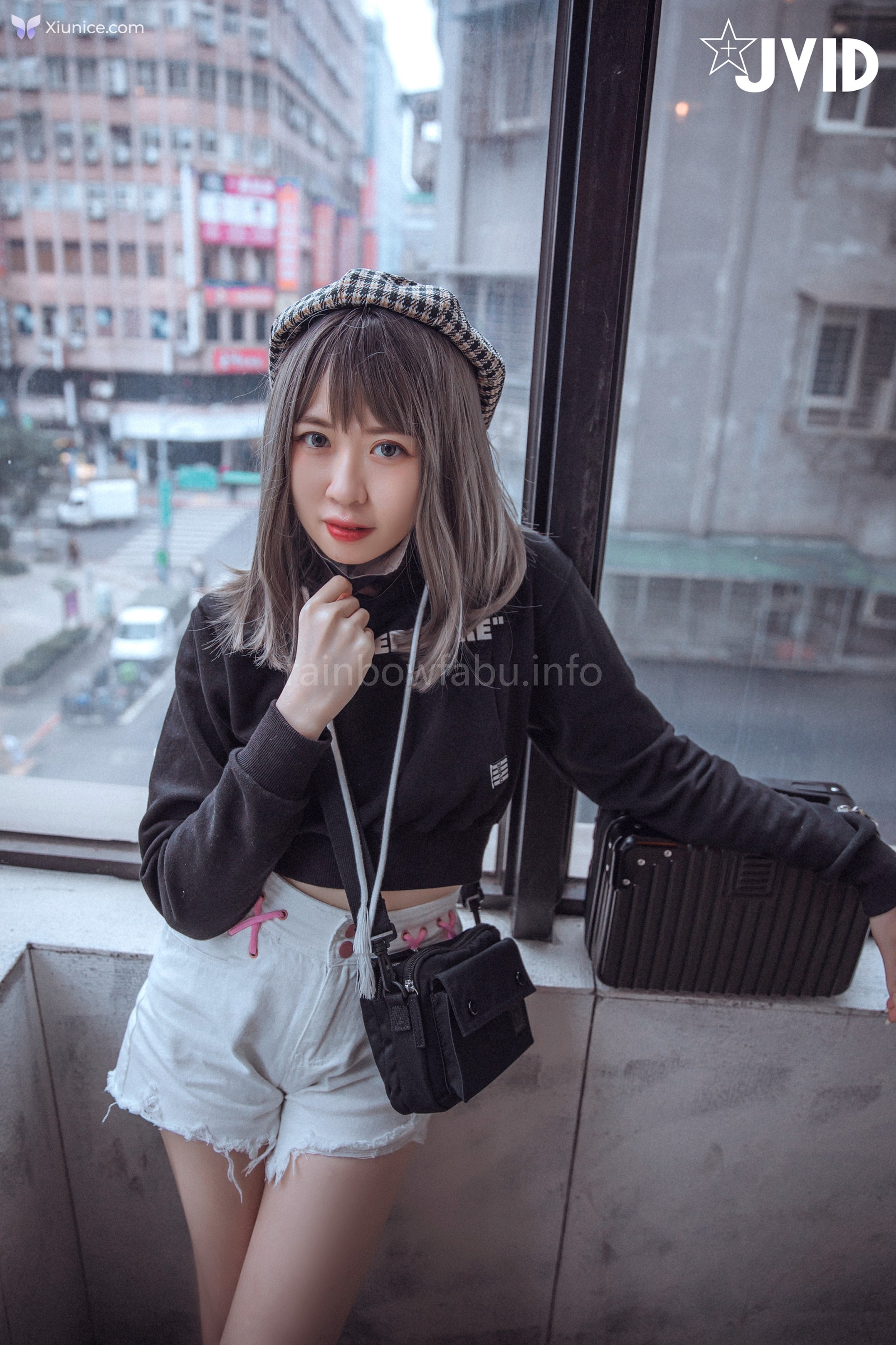 JVID 卯咪 – 纖細身材完美的腰身天使的外表隱藏不了內心的工口平常沒拍照的她兼職做片場修片師 第76张