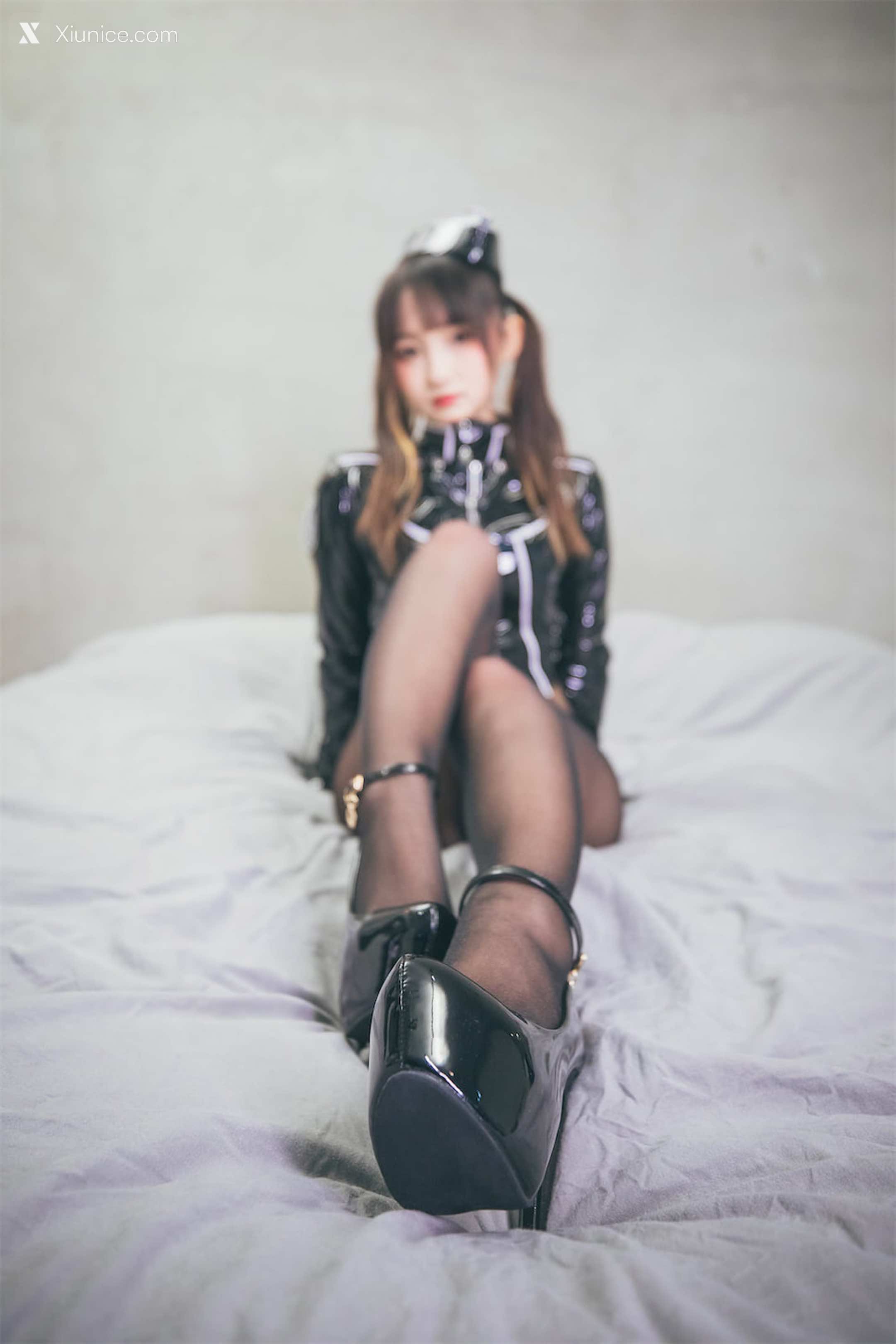 Coser@神楽坂真冬 Vol.081 绝对企画-黑丝皮衣《お帰りなさい、指揮官》 第68张