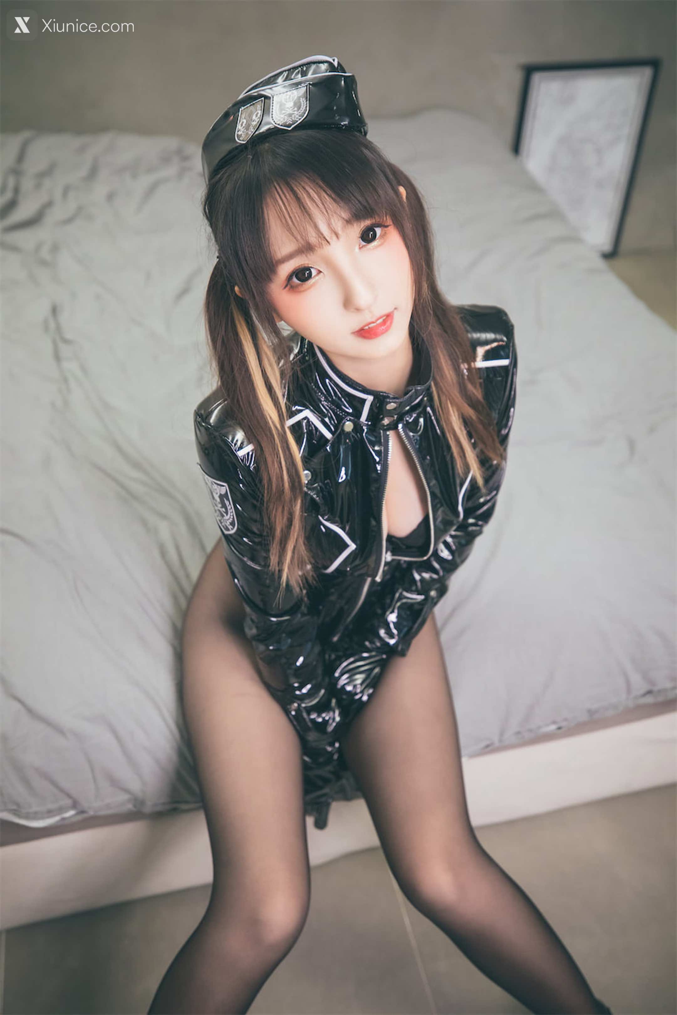 Coser@神楽坂真冬 Vol.081 绝对企画-黑丝皮衣《お帰りなさい、指揮官》 第10张