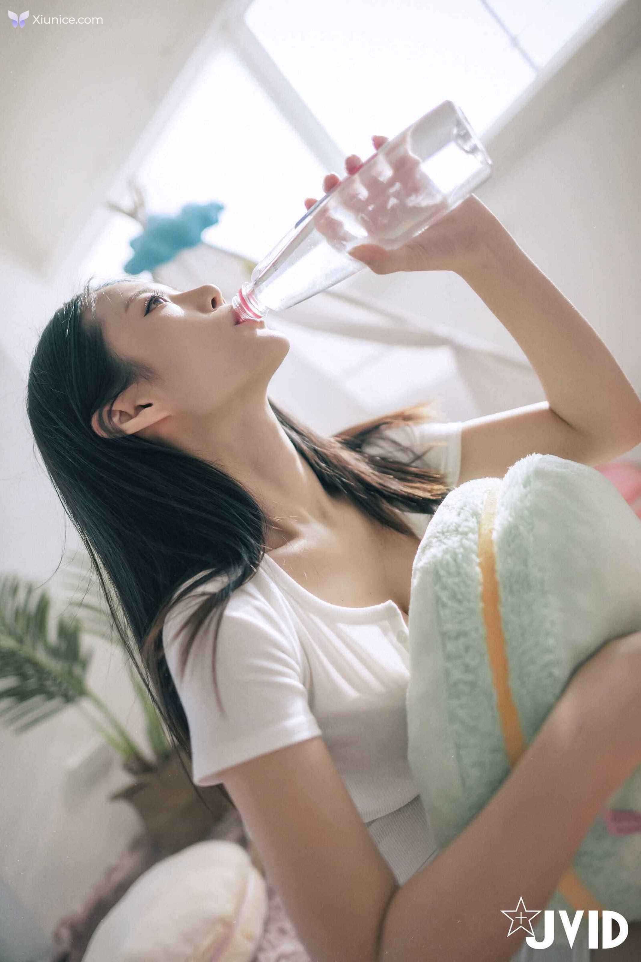 JVID 謝夏天 – 近60萬粉絲的巨乳網紅直播主脫了首次挑戰性感寫真大秀超美G奶 第30张