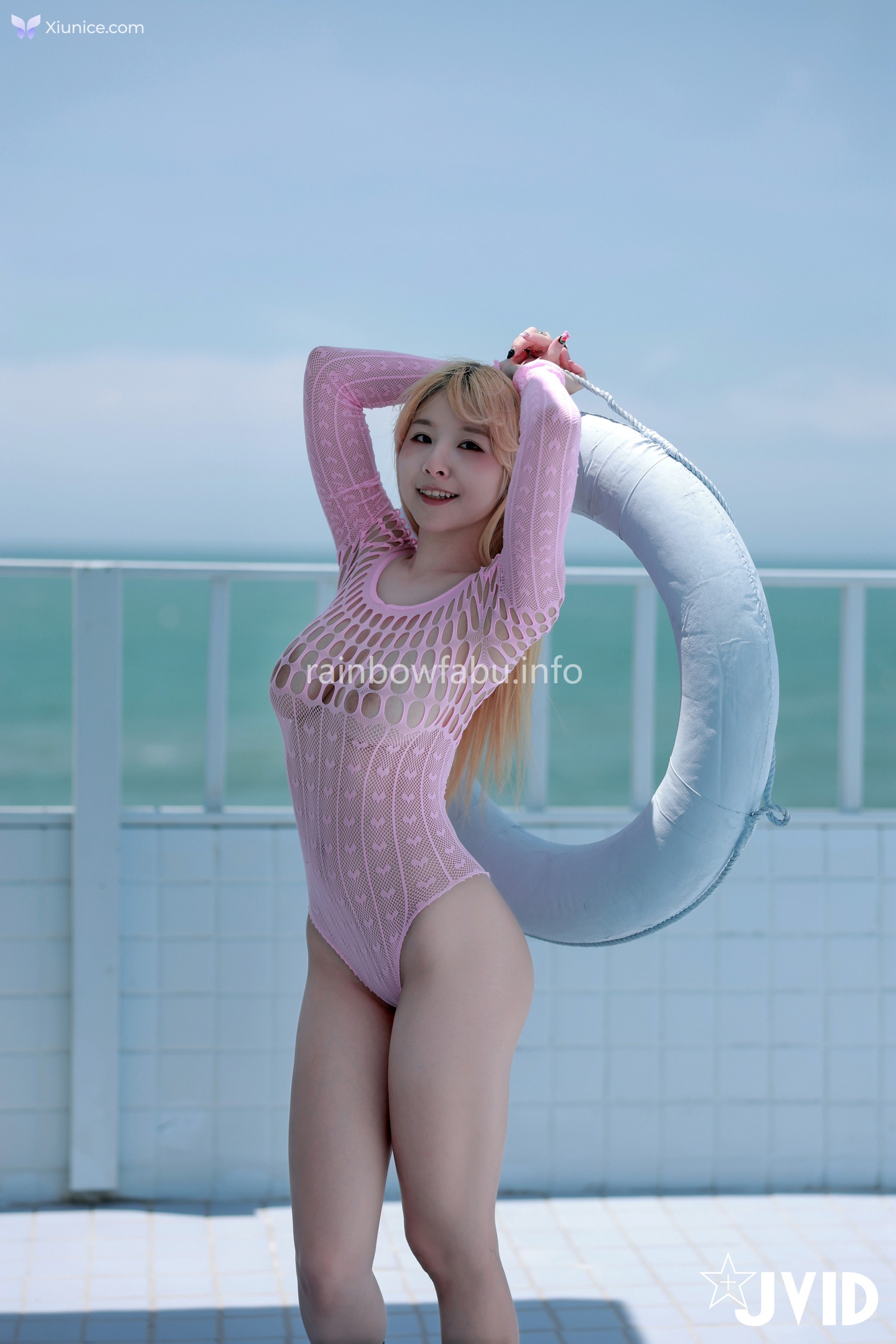 JVID 黎菲兒 – 超巨乳菲兒穿著超性感粉色連身洞洞泳裝 第51张