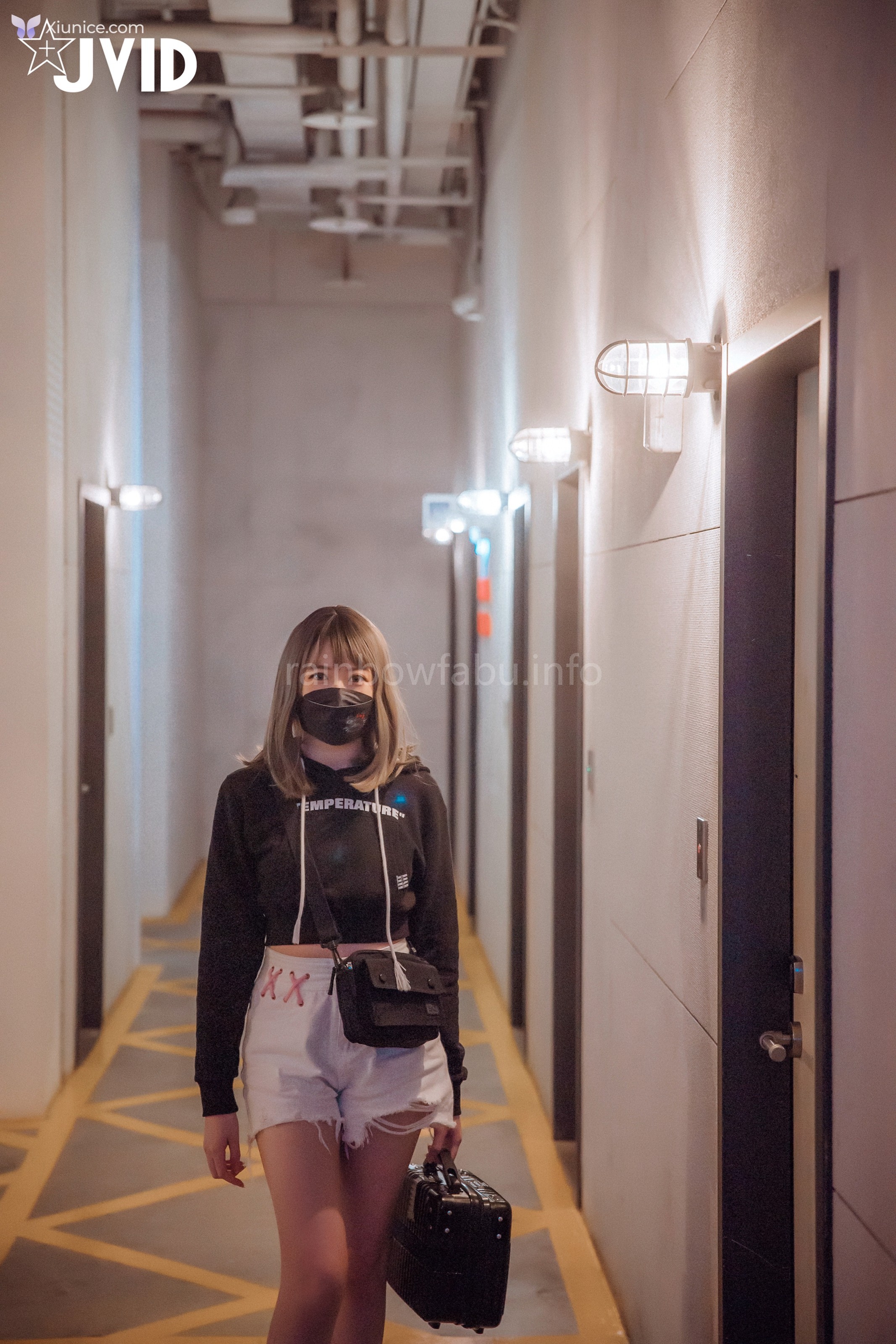 JVID 卯咪 – 纖細身材完美的腰身天使的外表隱藏不了內心的工口平常沒拍照的她兼職做片場修片師 第72张