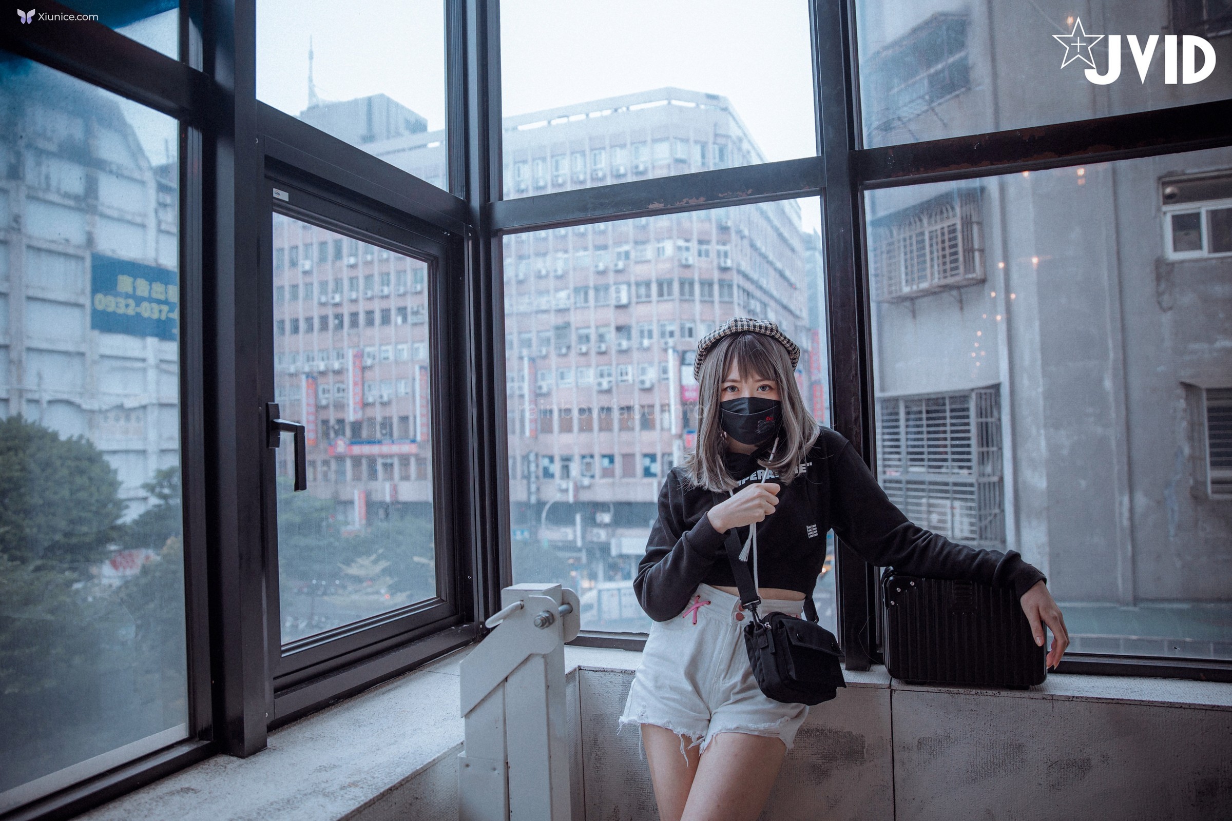 JVID 卯咪 – 纖細身材完美的腰身天使的外表隱藏不了內心的工口平常沒拍照的她兼職做片場修片師 第23张