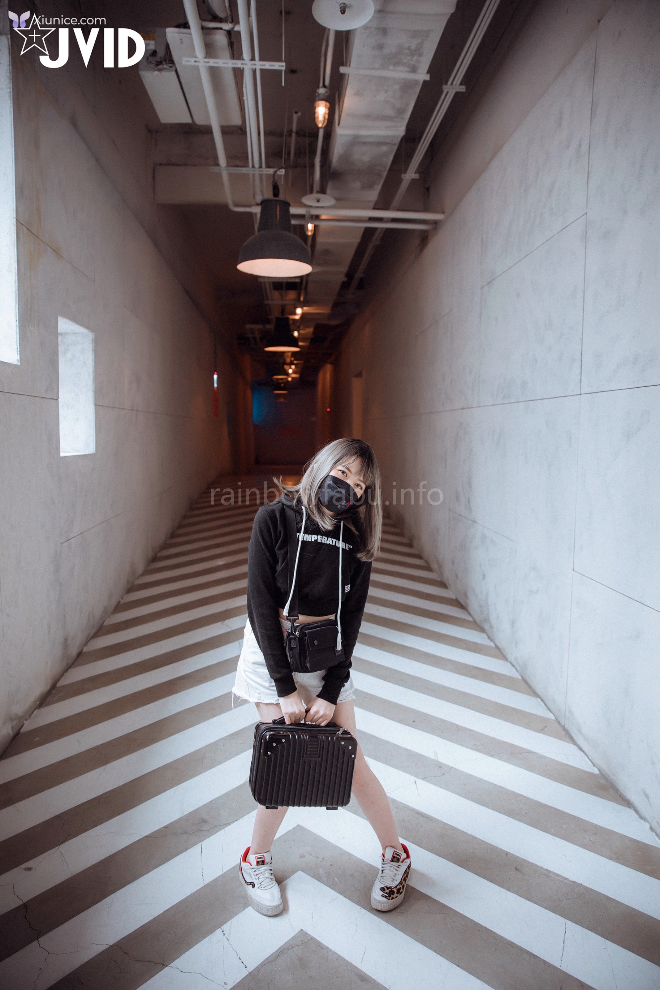 JVID 卯咪 – 纖細身材完美的腰身天使的外表隱藏不了內心的工口平常沒拍照的她兼職做片場修片師 第19张