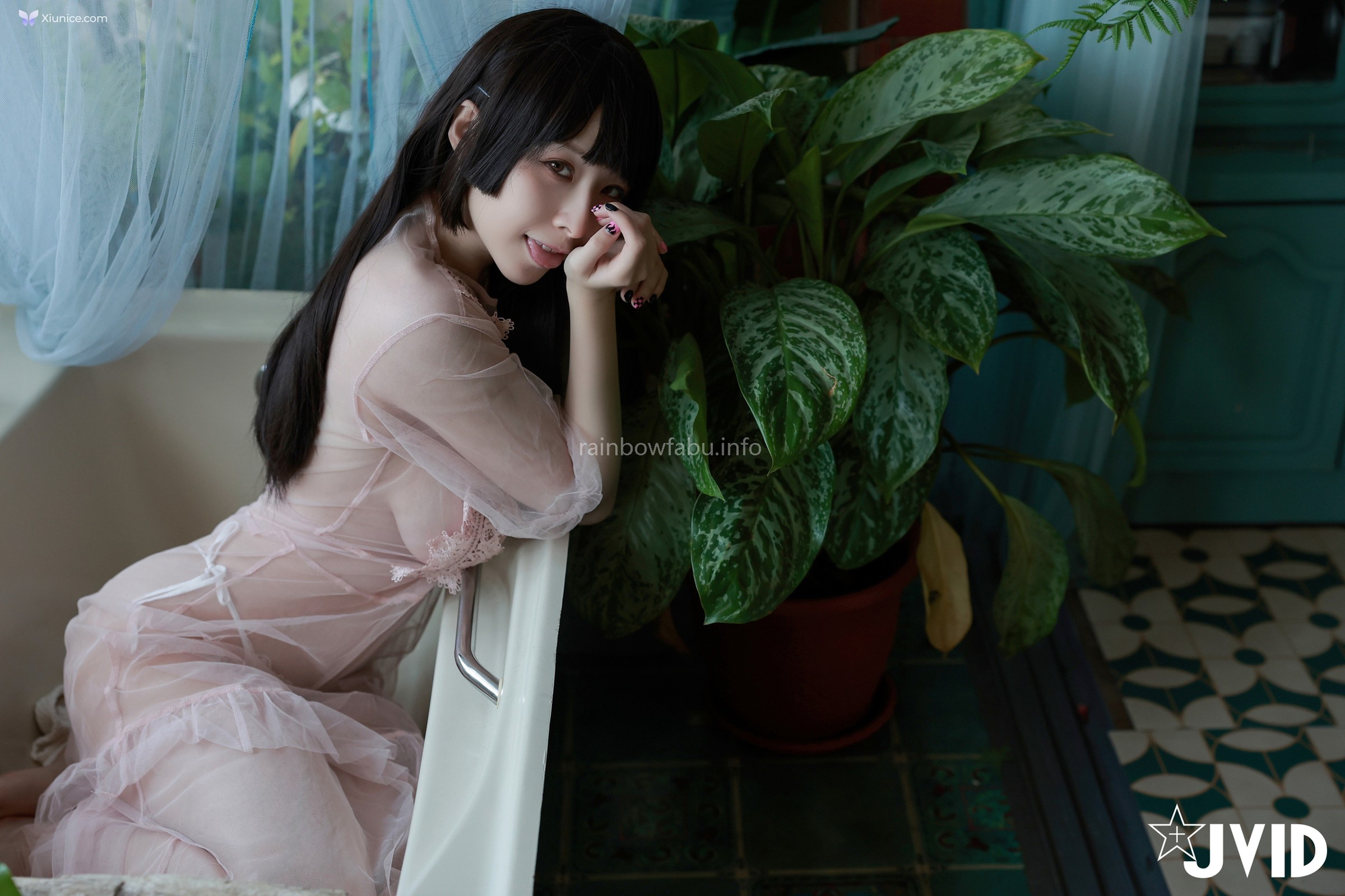 JVID 黎菲兒 – 菲兒在花叢中蹦出誘人巨乳彈出渾圓翹臀極限邊緣的挑逗 第6张