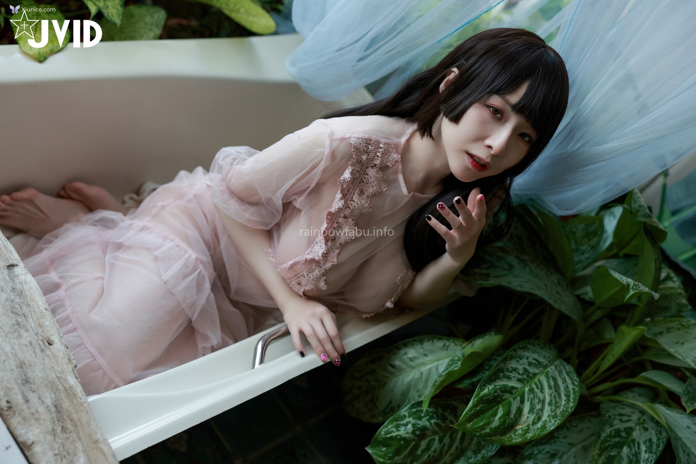 JVID 黎菲兒 – 菲兒在花叢中蹦出誘人巨乳彈出渾圓翹臀極限邊緣的挑逗 第52张