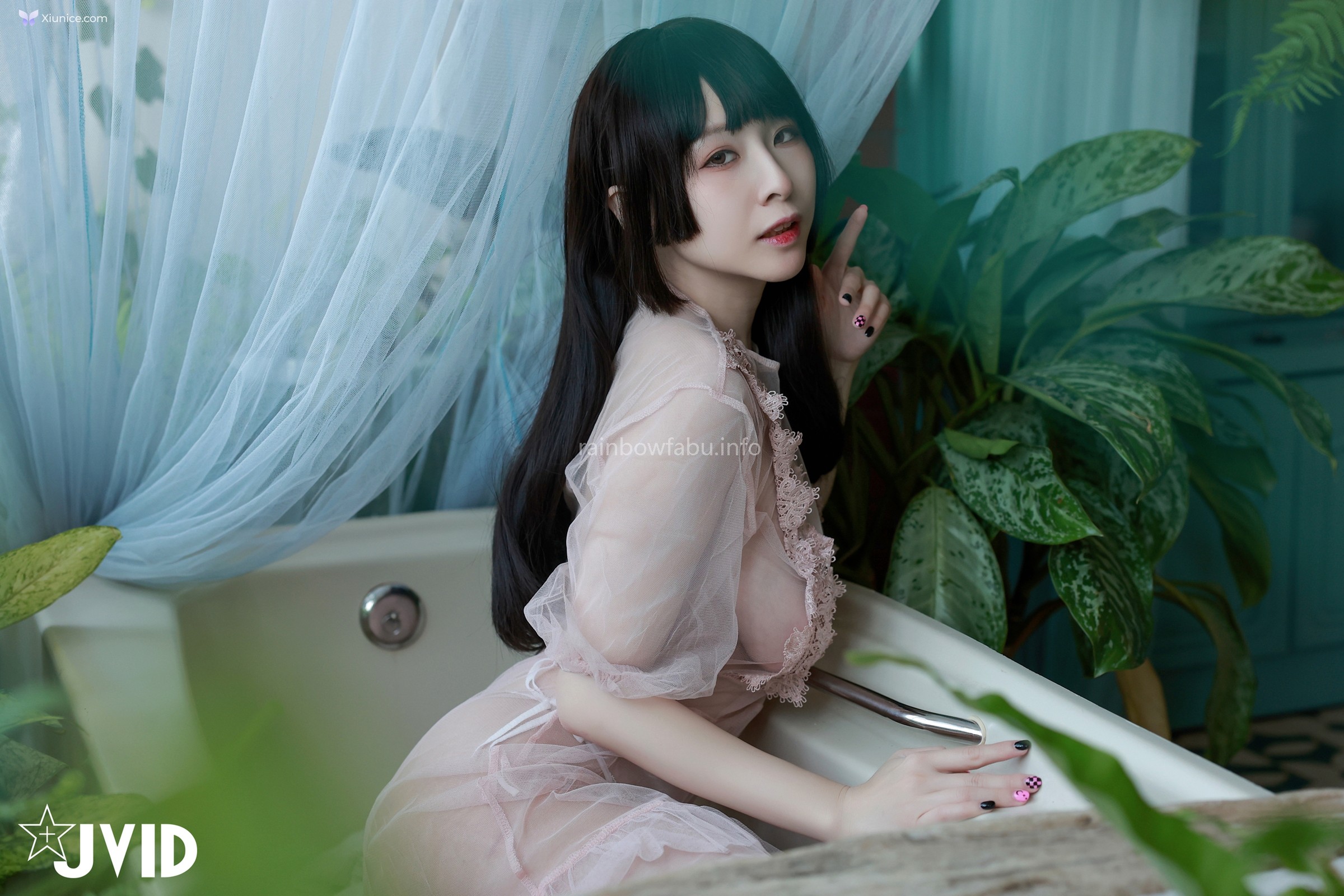 JVID 黎菲兒 – 菲兒在花叢中蹦出誘人巨乳彈出渾圓翹臀極限邊緣的挑逗 第39张