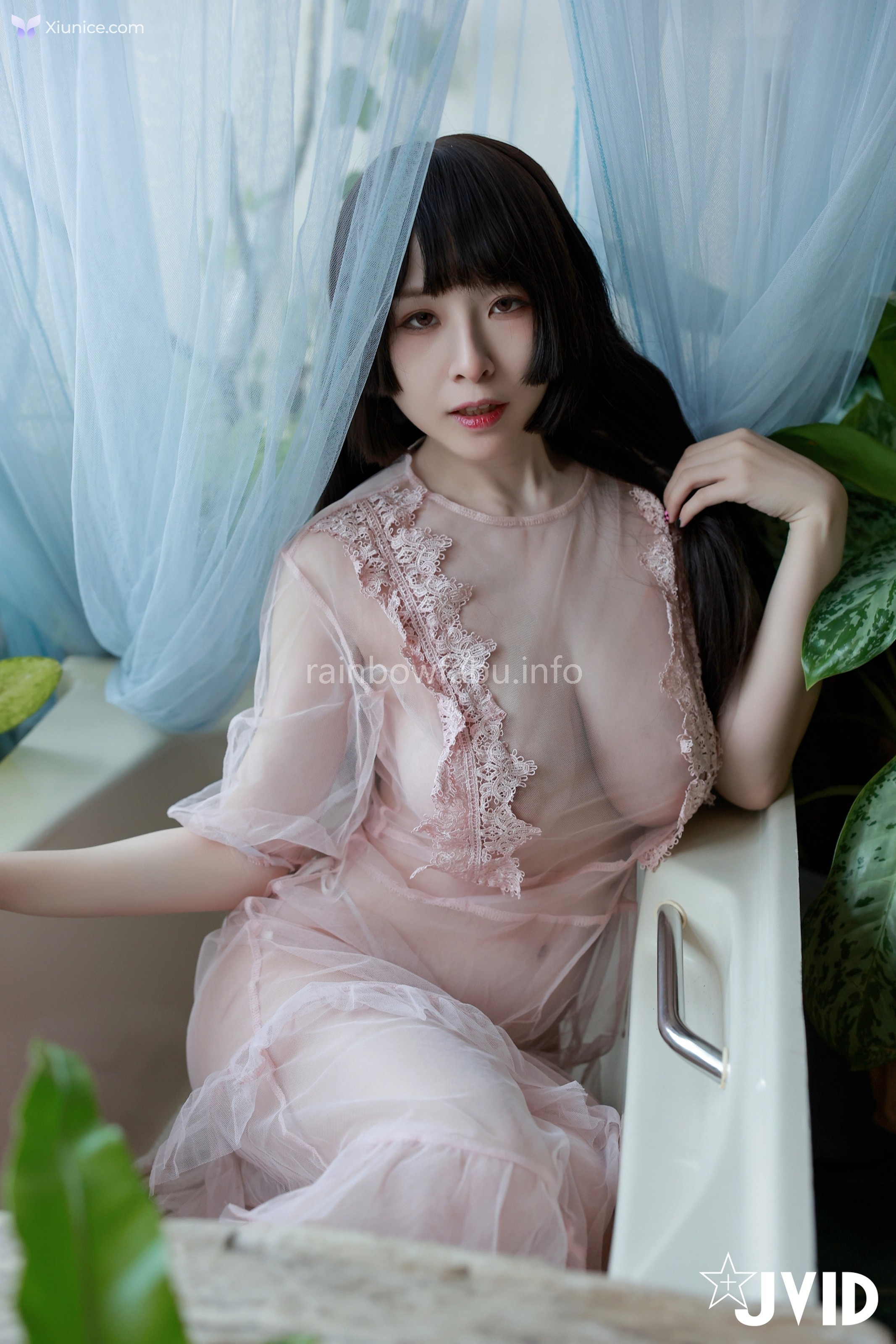 JVID 黎菲兒 – 菲兒在花叢中蹦出誘人巨乳彈出渾圓翹臀極限邊緣的挑逗 第27张