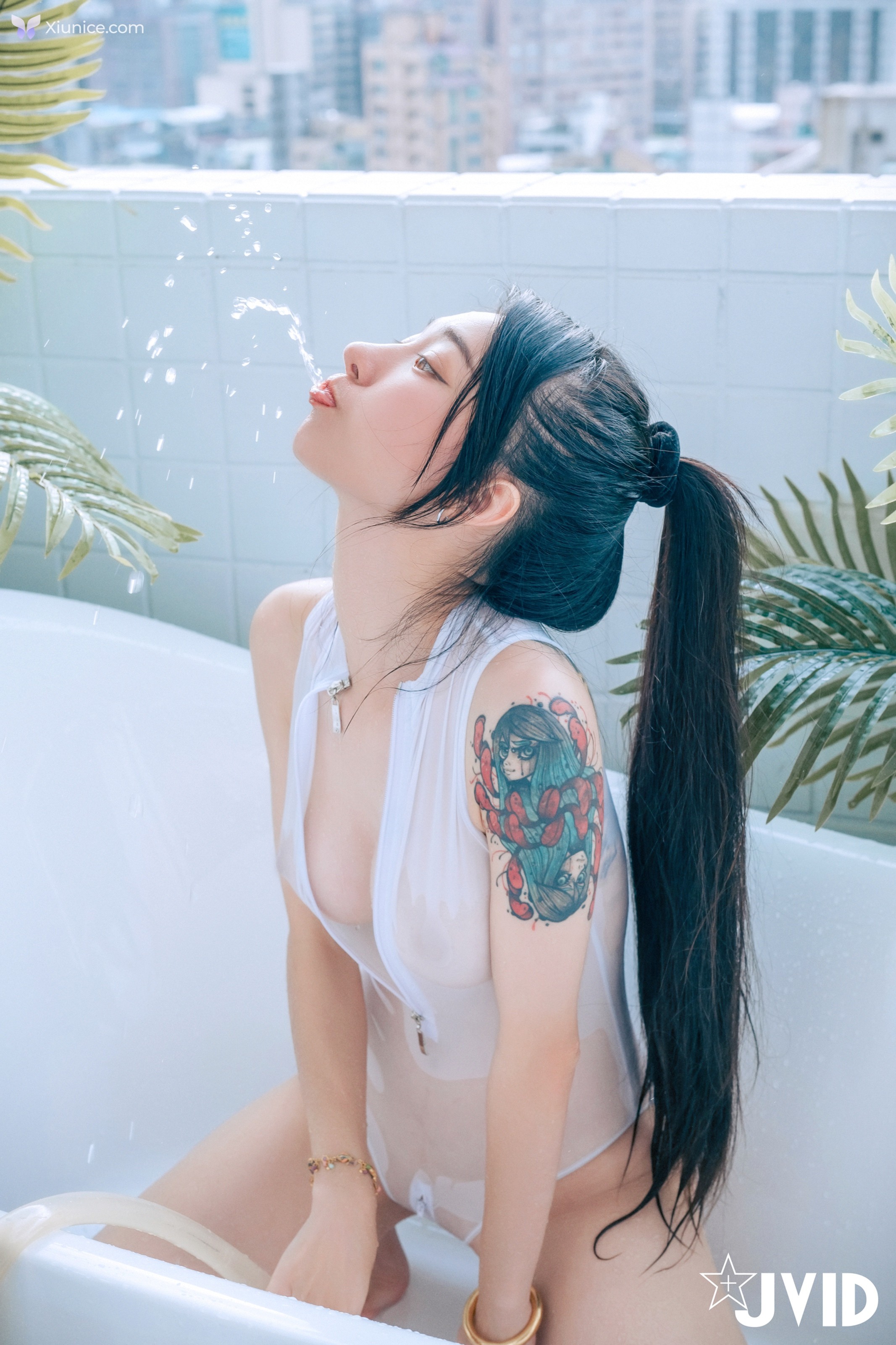 JVID 飄飄哥 – 濕身透點情慾互動超透膚の激色比基尼飄飄哥遭揉胸抓奶畫面淫慾滿點嫩鮑慘遭魔爪襲擊開擋史庫水透出白虎形狀超誘人 第92张