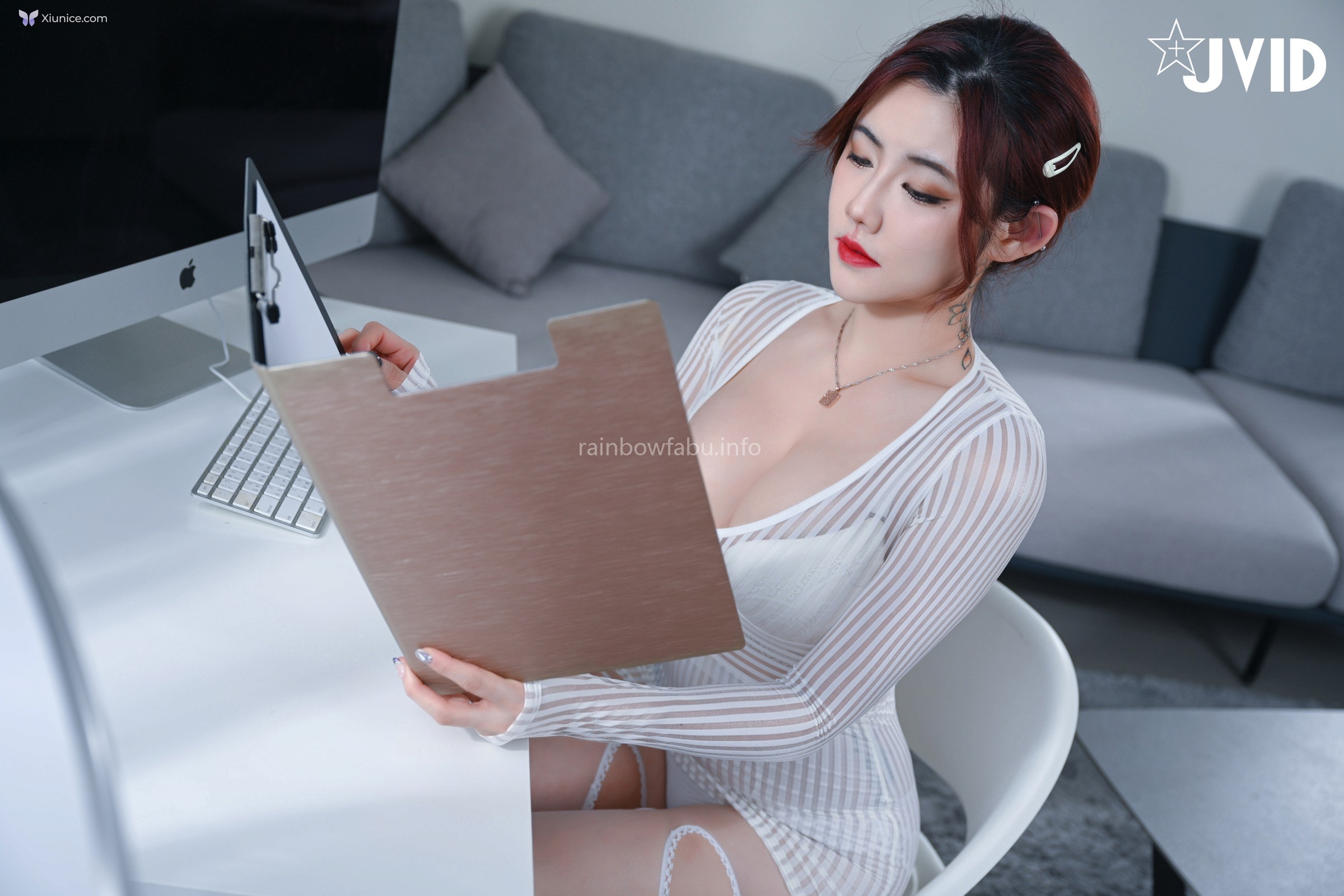 JVID 費爵娜 – 上班時胸部掉出來的女同事費爵娜我止住鼻血好心向前提醒 第22张