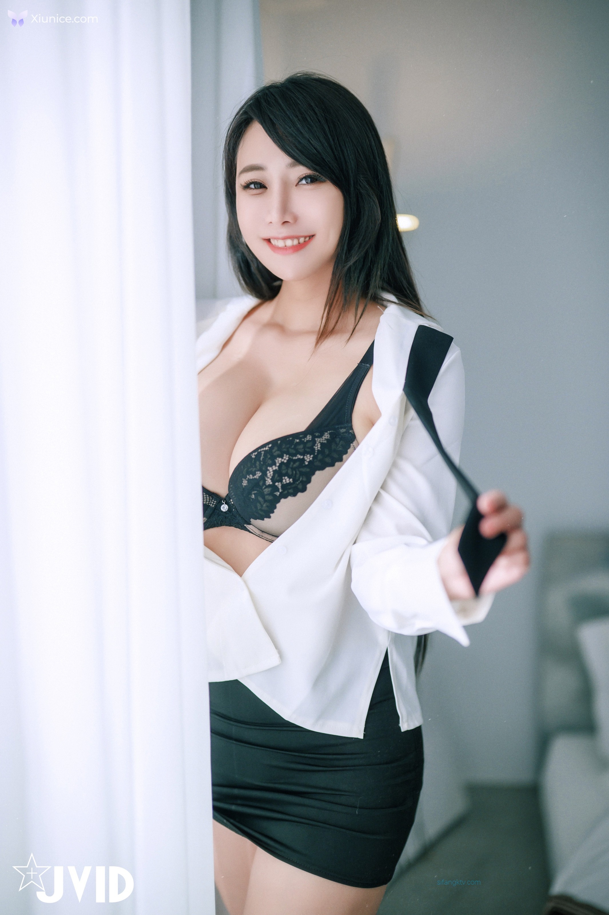 JVID Lele 樂樂 – 偷偷關注了住在隔壁的巨乳OL一年三個月終於對她展開功勢後結果反而被主動騎乘 第25张