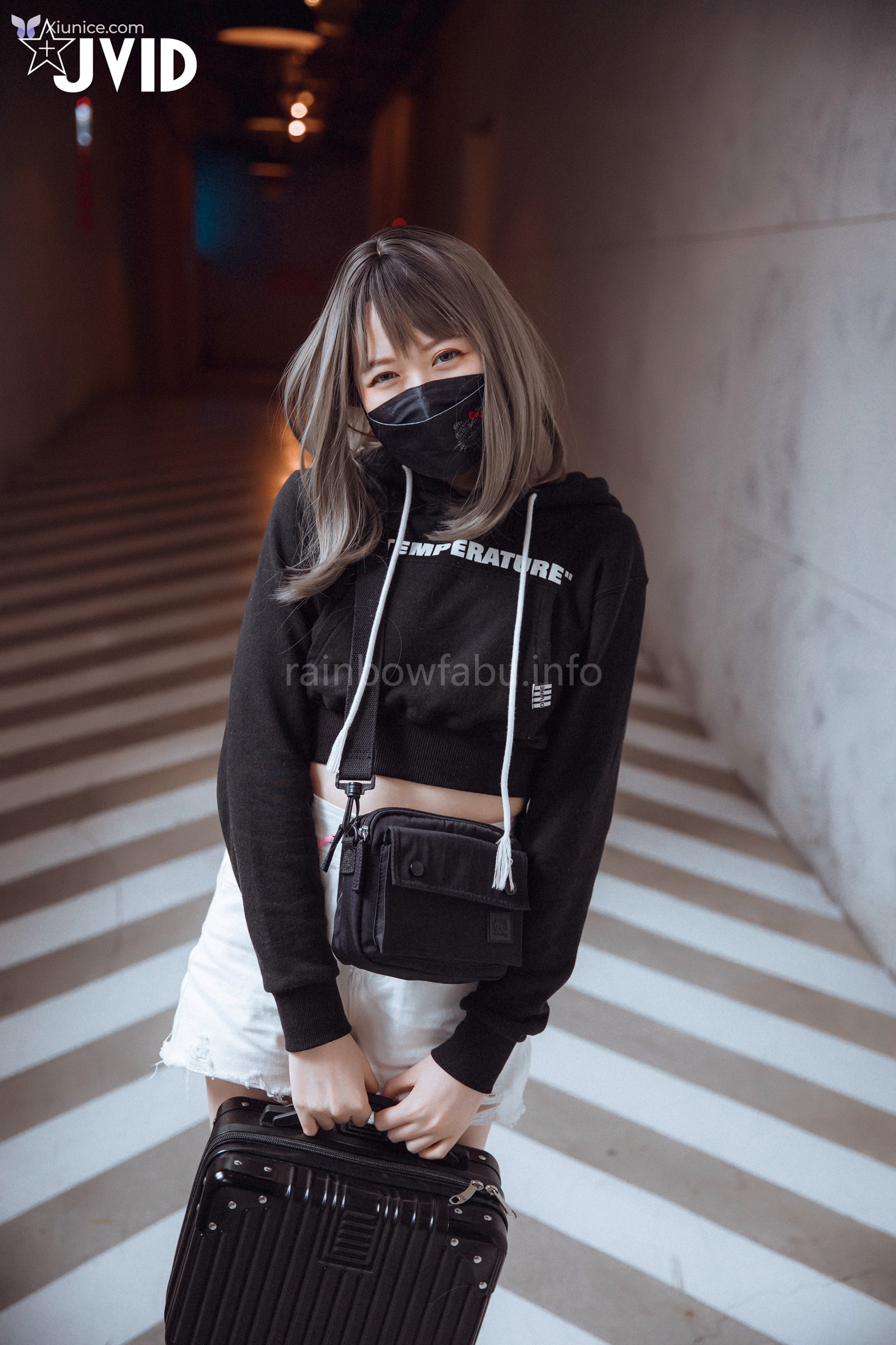 JVID 卯咪 – 纖細身材完美的腰身天使的外表隱藏不了內心的工口平常沒拍照的她兼職做片場修片師 第5张