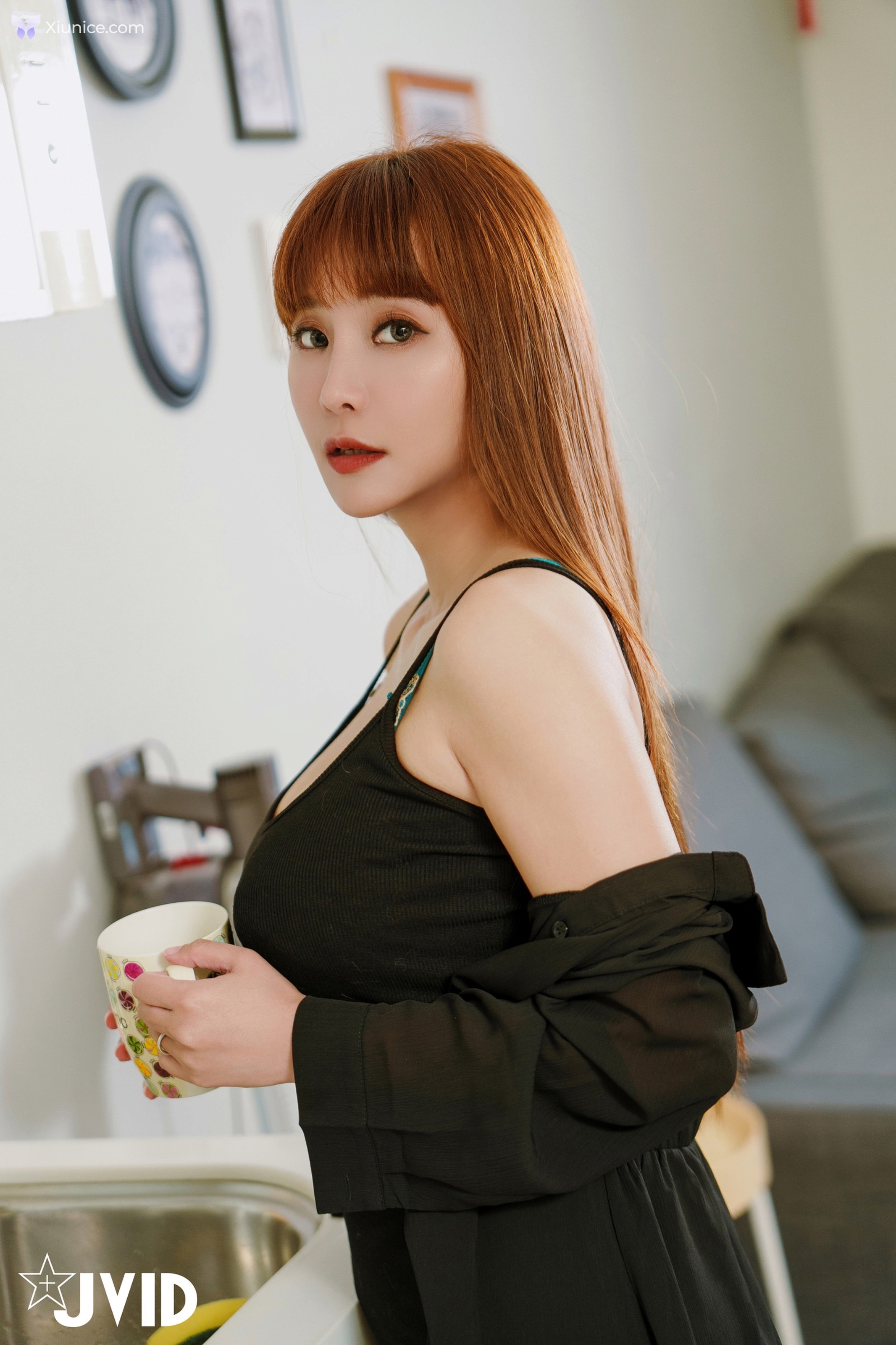 JVID Lele 樂樂 – 在下屬面前強姦他老婆讓下屬好好看看自己老婆為了滿足上司賣力搖晃自己淫蕩身體最後還射在妻子身上給足了滿滿的愛液 第25张