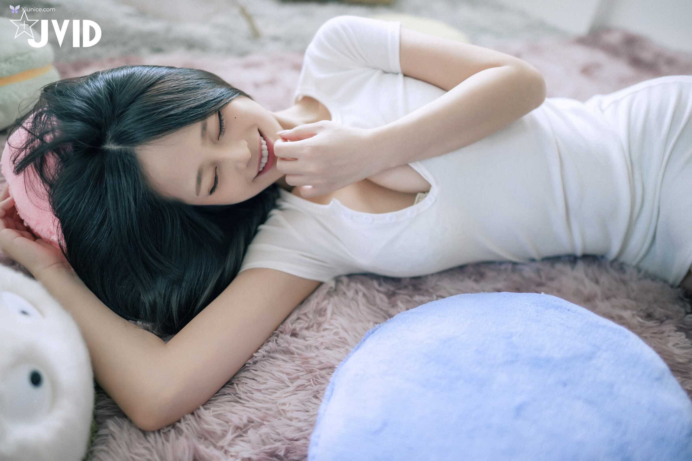 JVID 謝夏天 – 近60萬粉絲的巨乳網紅直播主脫了首次挑戰性感寫真大秀超美G奶 第76张