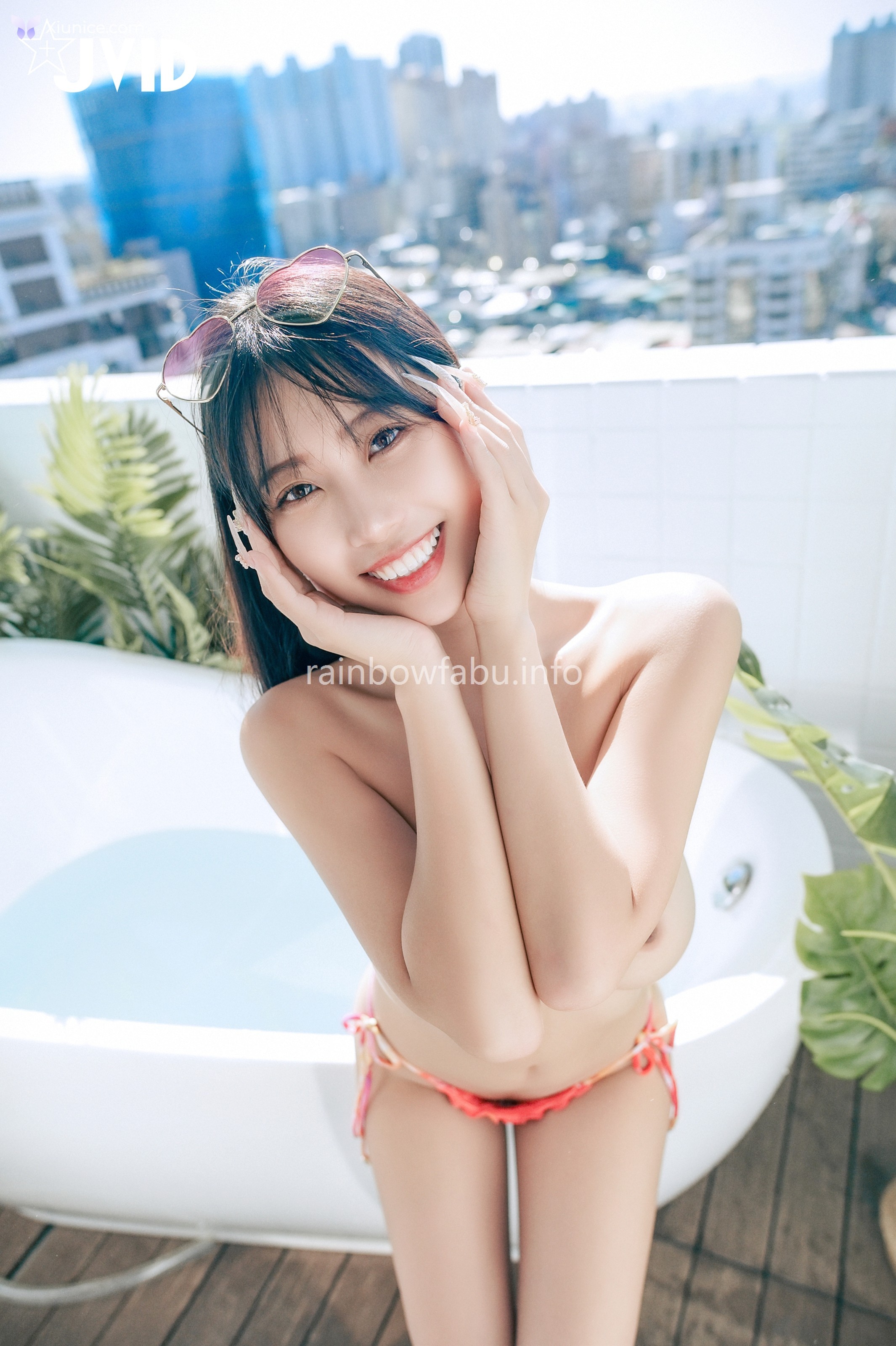 JVID WenHsin 玟妡 – 濕身陽台戲水夏日多巴胺超小片比基尼羊入虎口不吃對不起自己 第33张