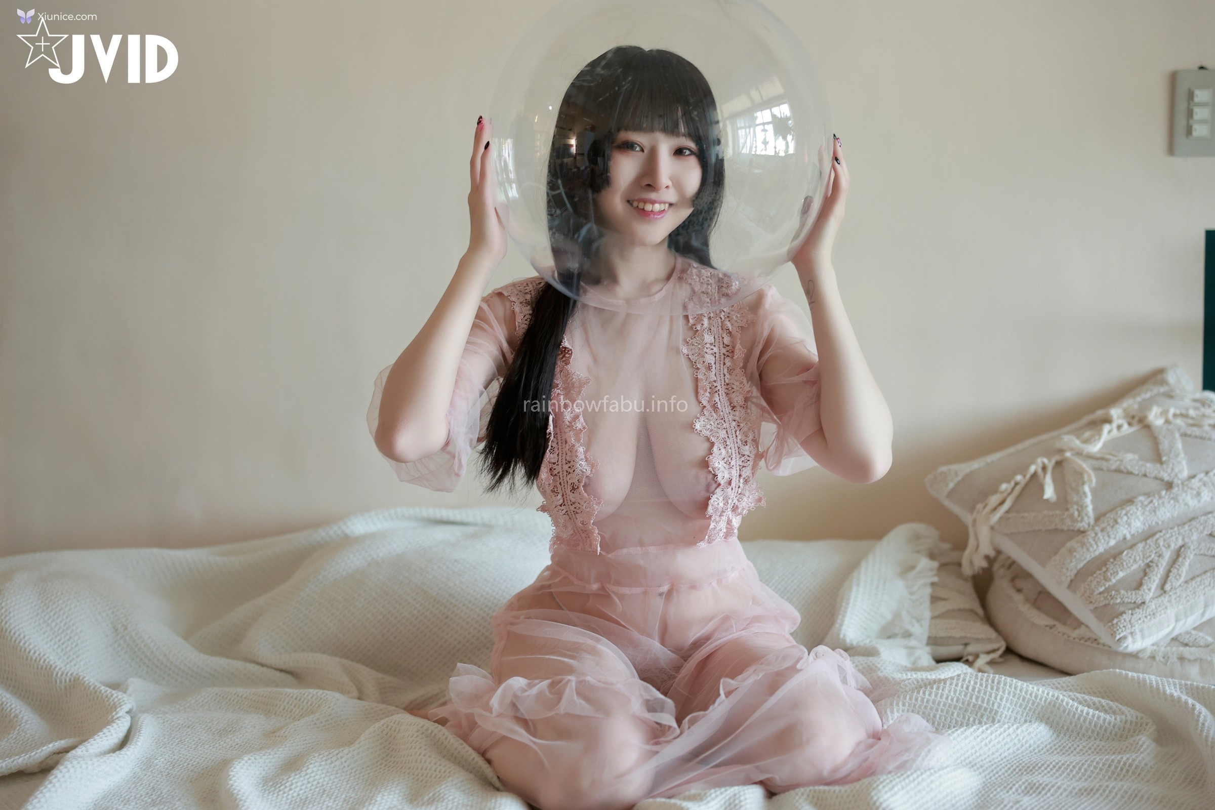 JVID 黎菲兒 – 菲兒在花叢中蹦出誘人巨乳彈出渾圓翹臀極限邊緣的挑逗 第51张